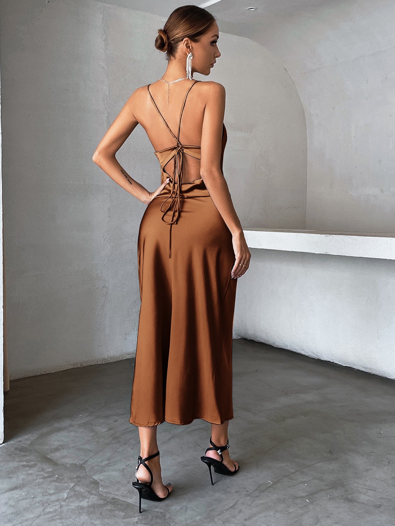 Vestido Longo De Cetim Minimalista Com Alças Finas