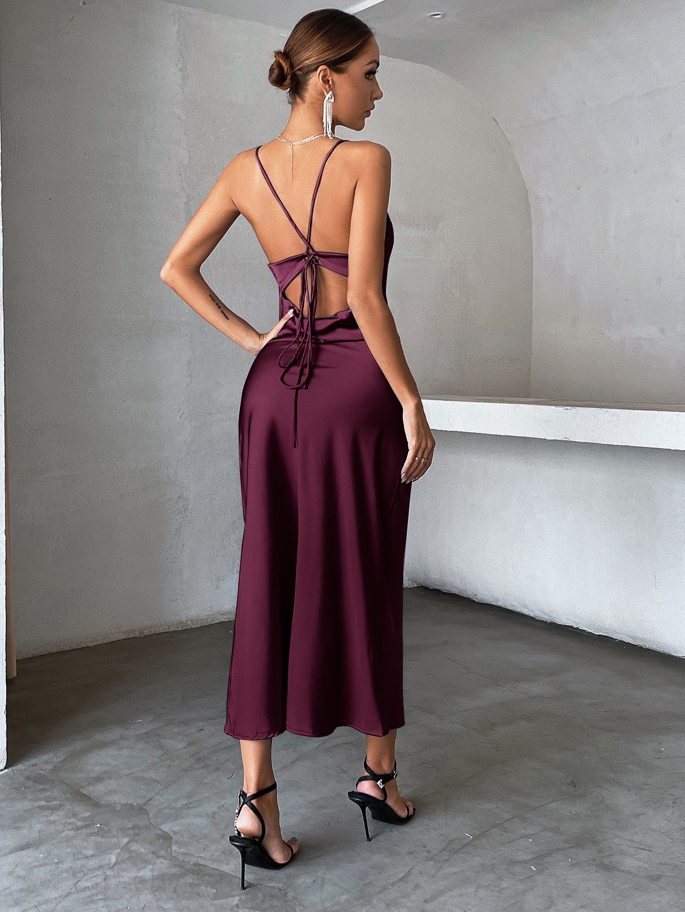 Vestido Longo De Cetim Minimalista Com Alças Finas