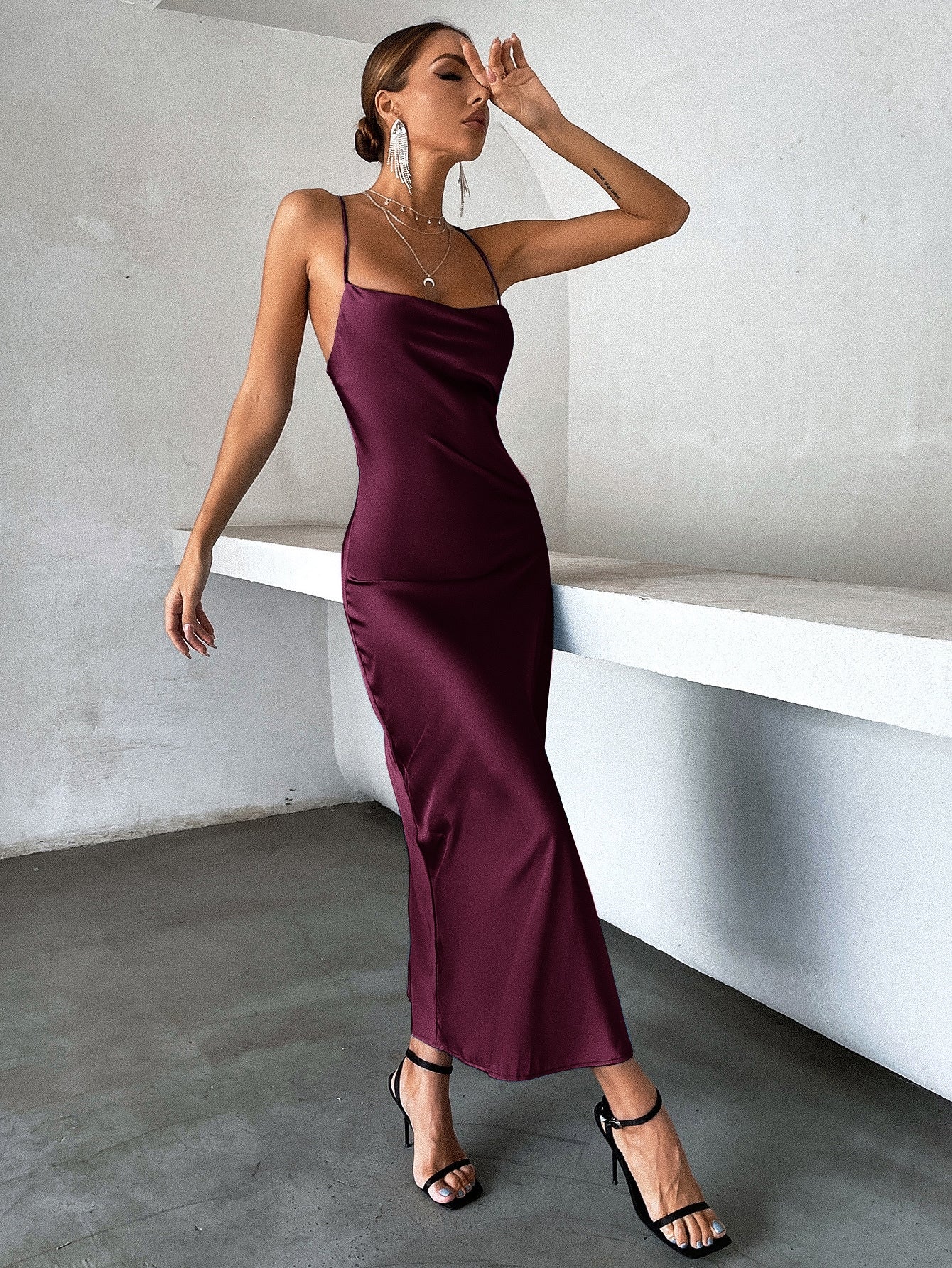 Vestido Longo De Cetim Minimalista Com Alças Finas