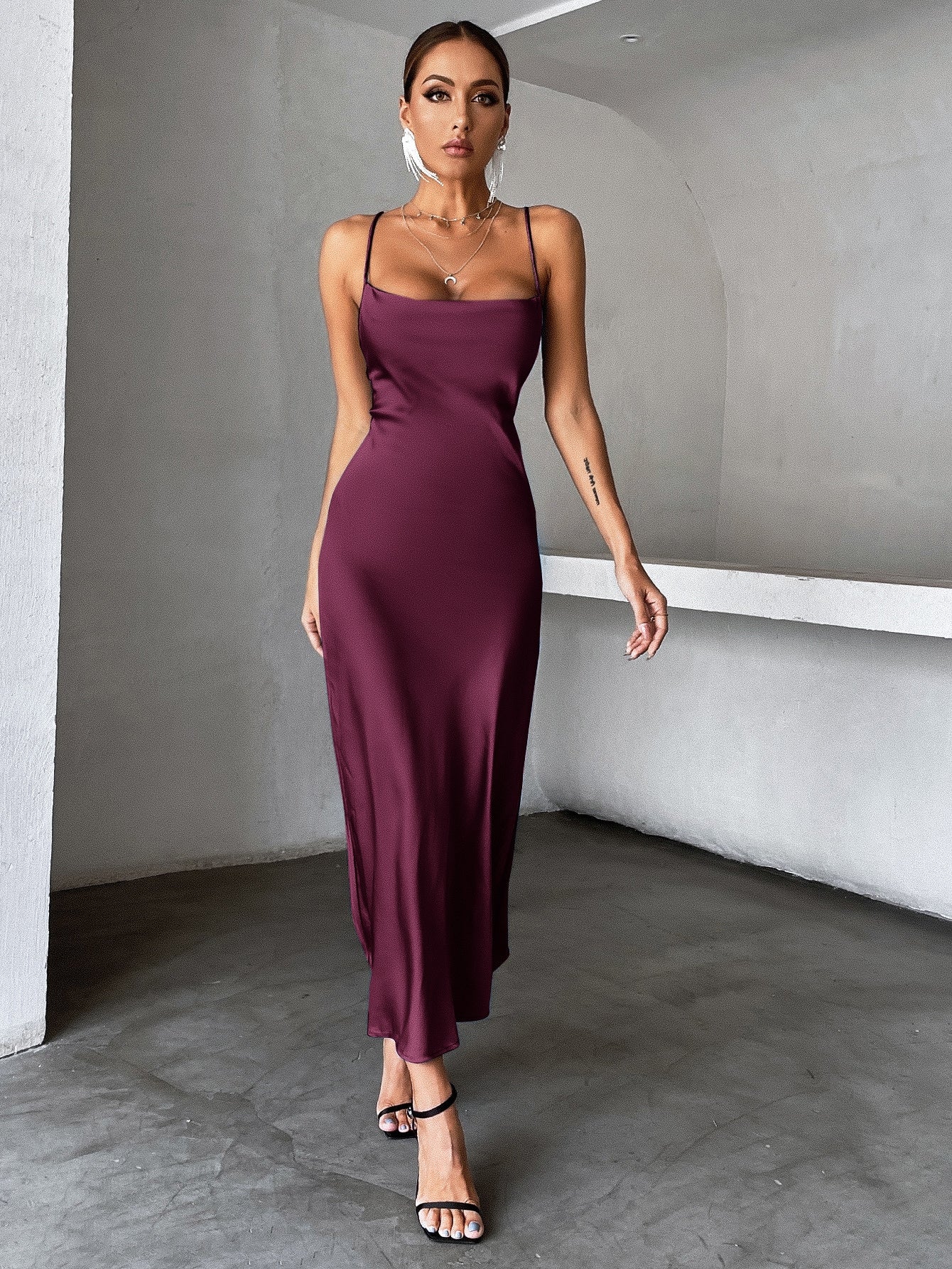 Vestido Longo De Cetim Minimalista Com Alças Finas