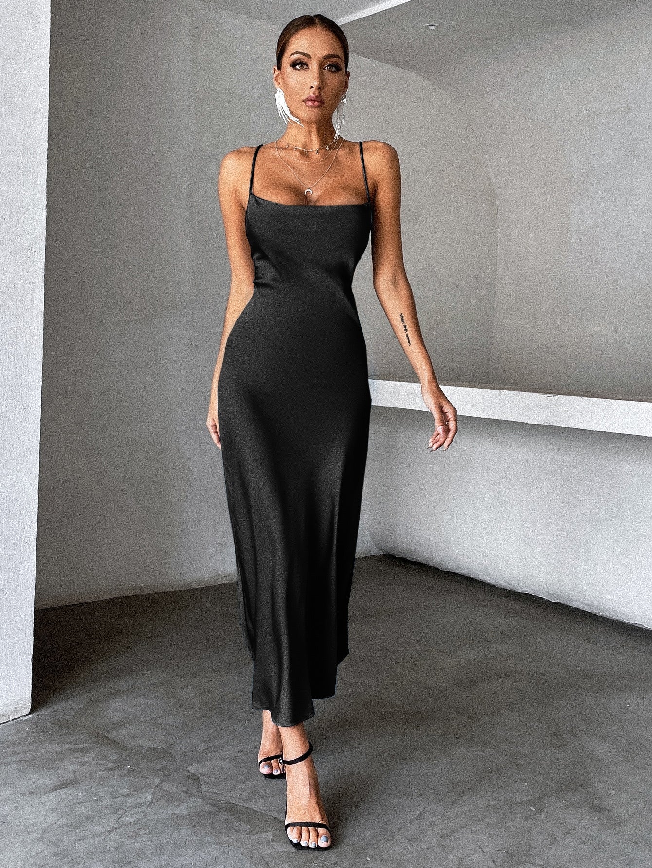 Vestido Longo De Cetim Minimalista Com Alças Finas