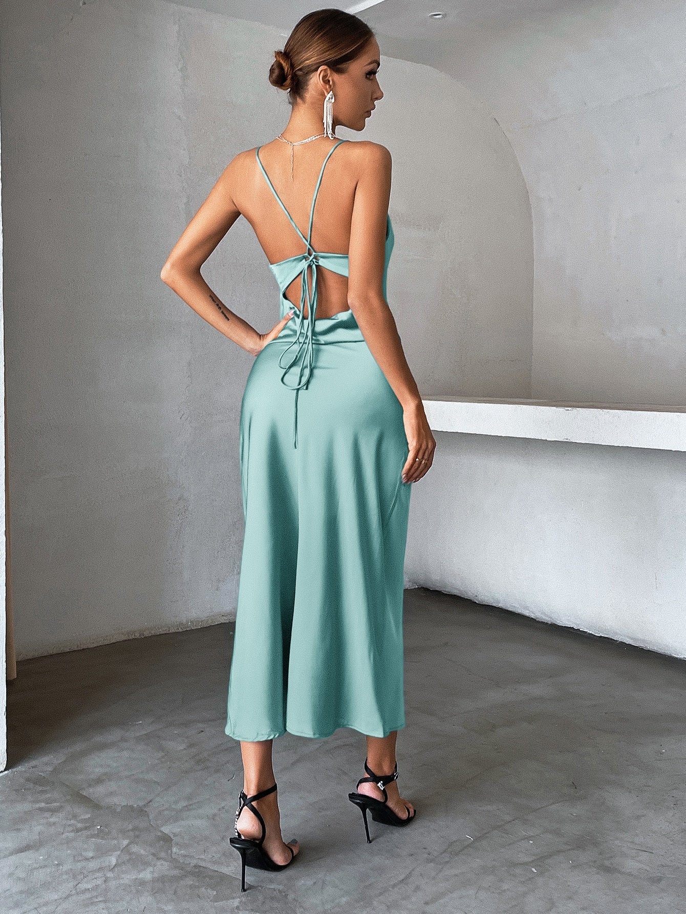 Vestido Longo De Cetim Minimalista Com Alças Finas