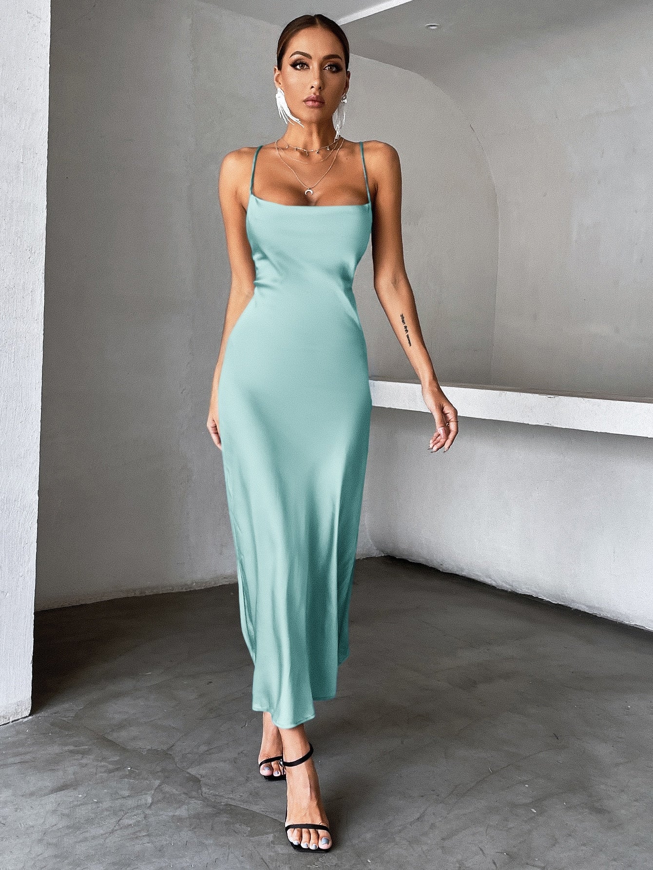 Vestido Longo De Cetim Minimalista Com Alças Finas