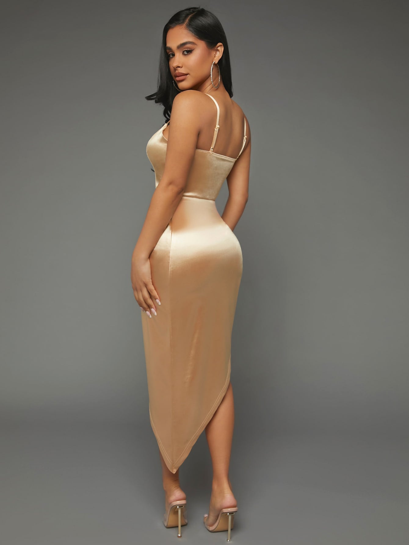 Vestido Curto Elegante Alças Corrente Decote Reto Sofisticado