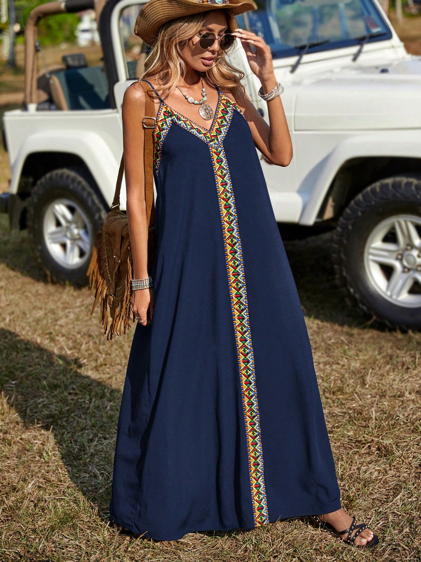Vestido Longo Preto Com Alças Finas E Detalhe Étnico Frontal