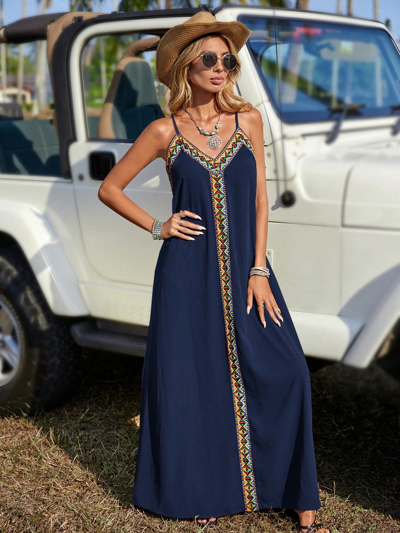 Vestido Longo Preto Com Alças Finas E Detalhe Étnico Frontal