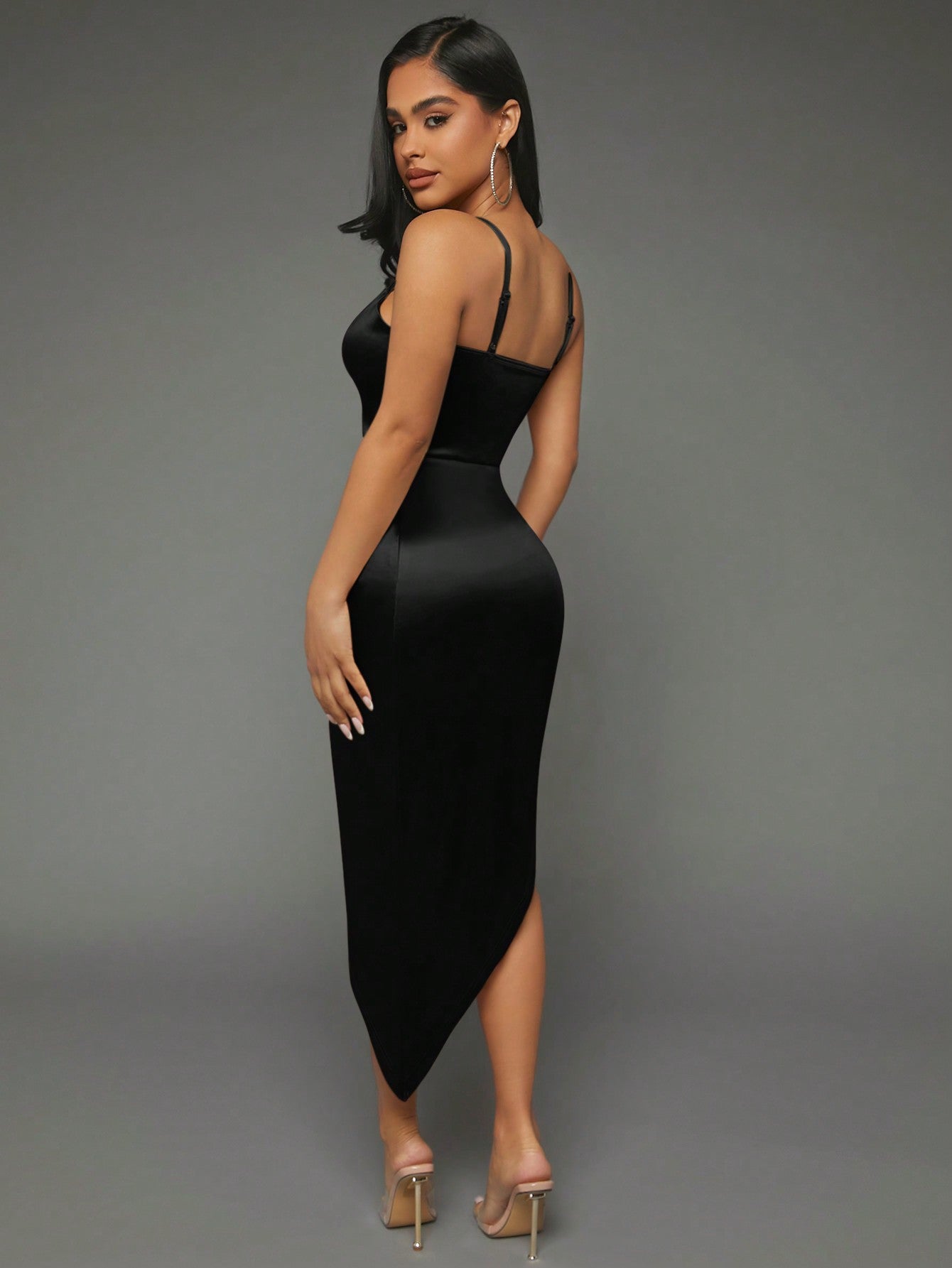 Vestido Curto Elegante Alças Corrente Decote Reto Sofisticado