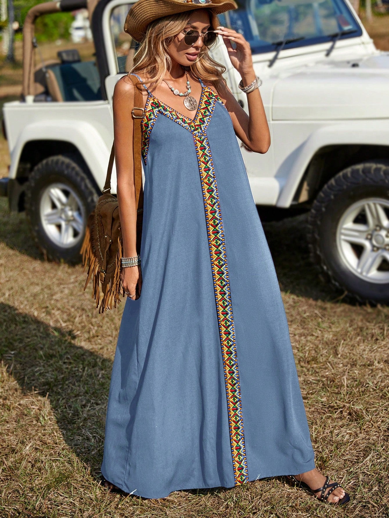 Vestido Longo Preto Com Alças Finas E Detalhe Étnico Frontal