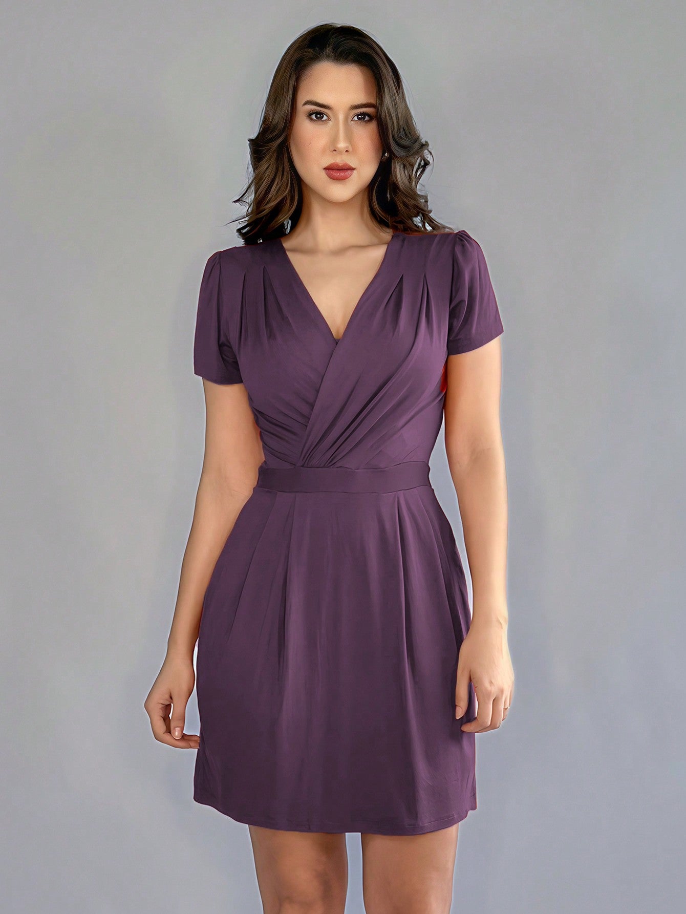 Vestido Curto Evasê Decote V Transpassado Elegante