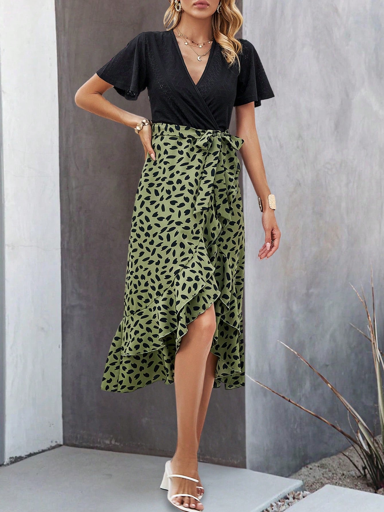 Vestido Midi Transpassado Com Saia Estampada