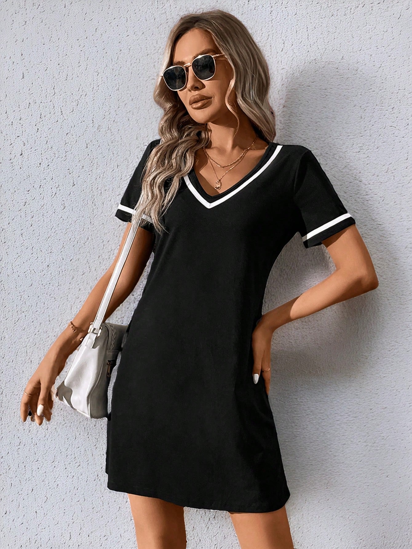 Vestido Curto Casual Decote V Com Detalhe Esportivo