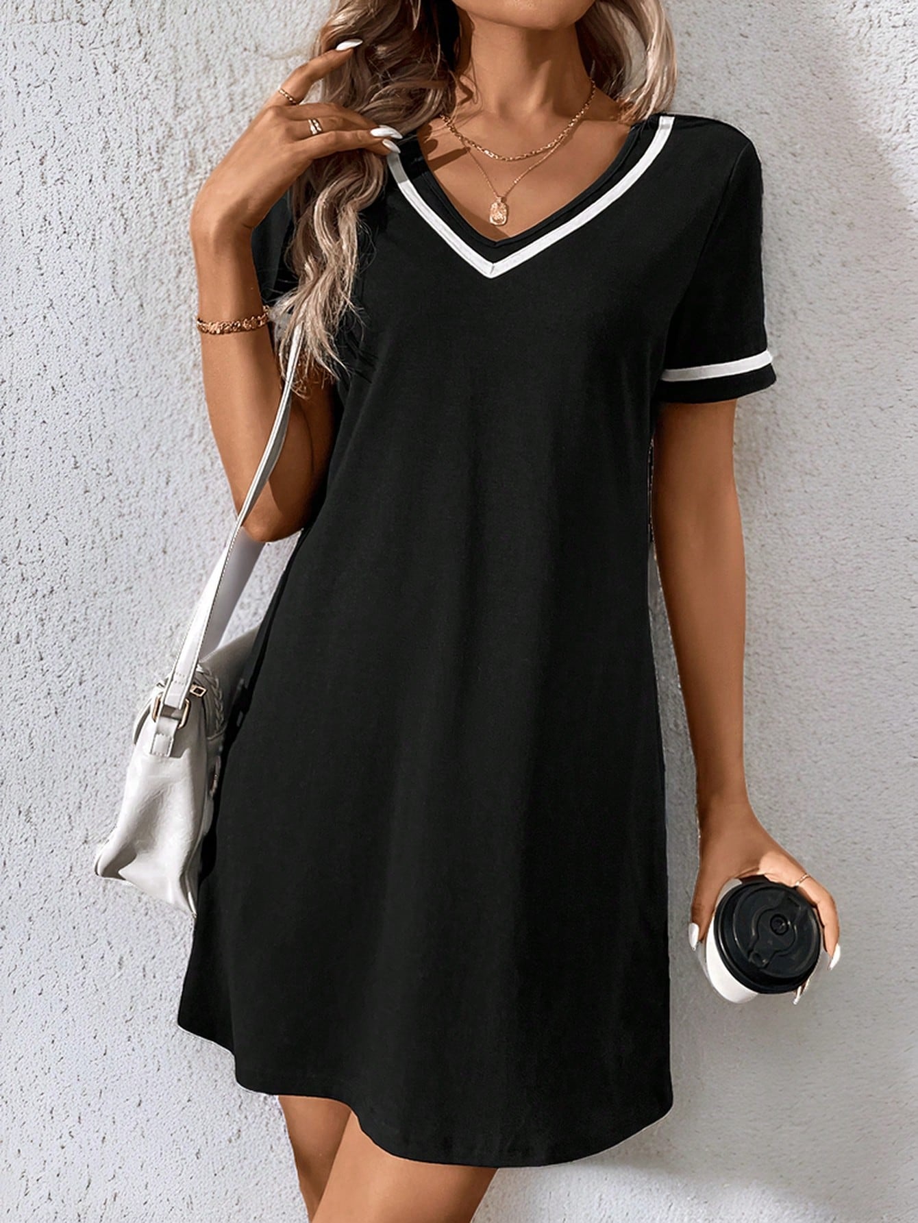 Vestido Curto Casual Decote V Com Detalhe Esportivo