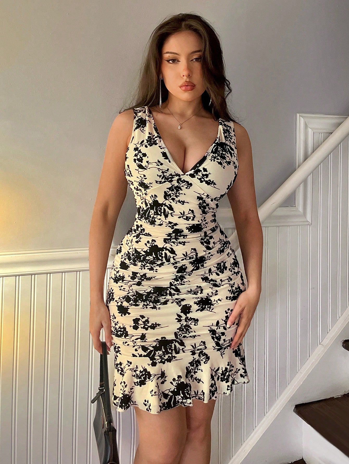 Vestido Curto Justo Em Tule Bordado Floral Com Decote V