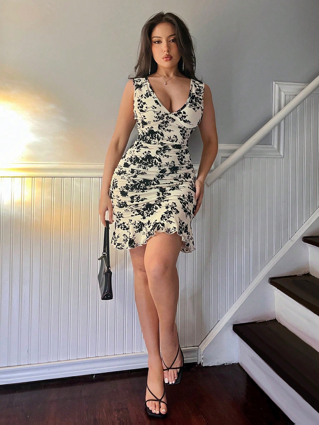 Vestido Curto Justo Em Tule Bordado Floral Com Decote V