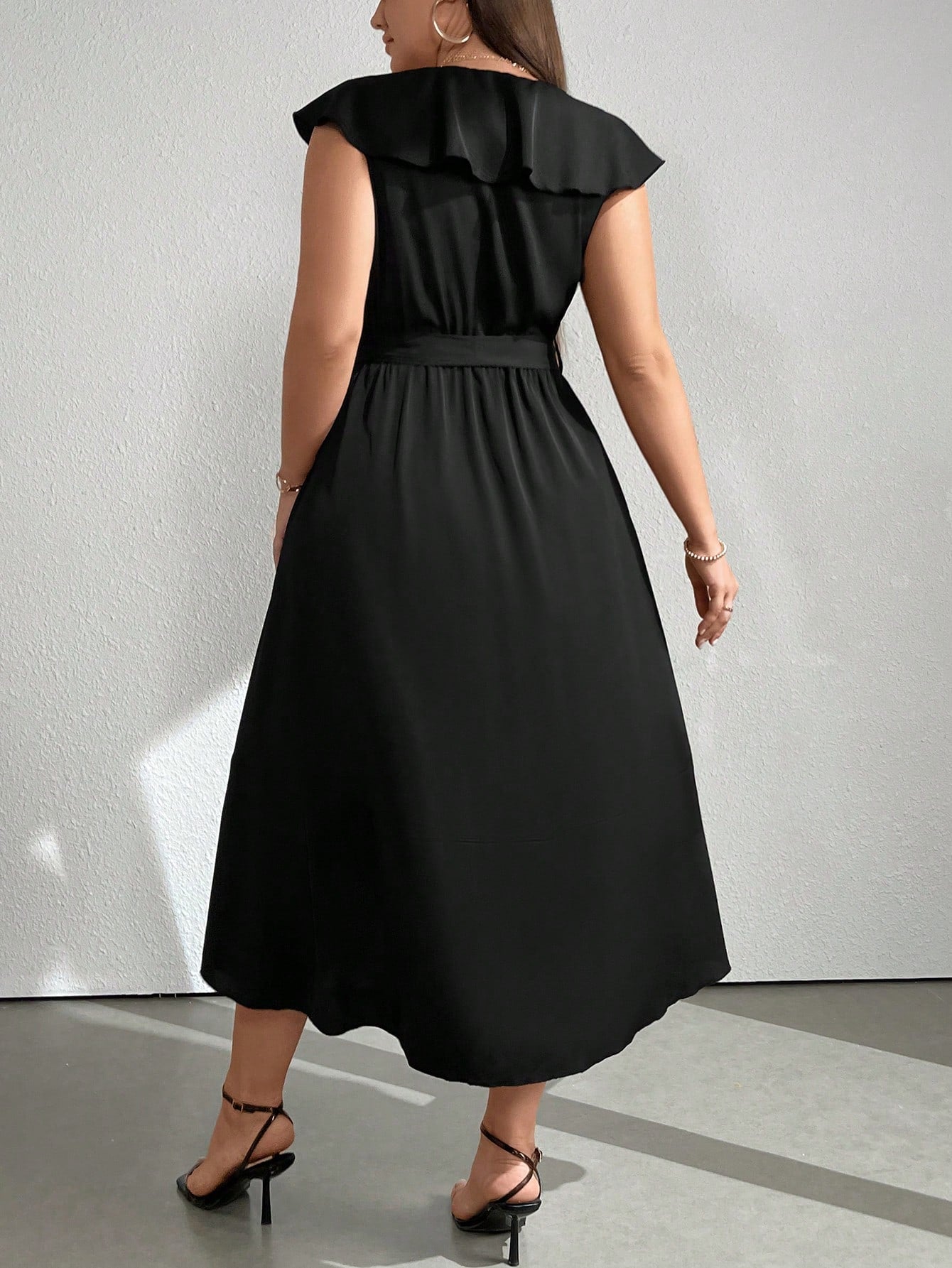 Vestido Midi Envelope Assimétrico Com Faixa
