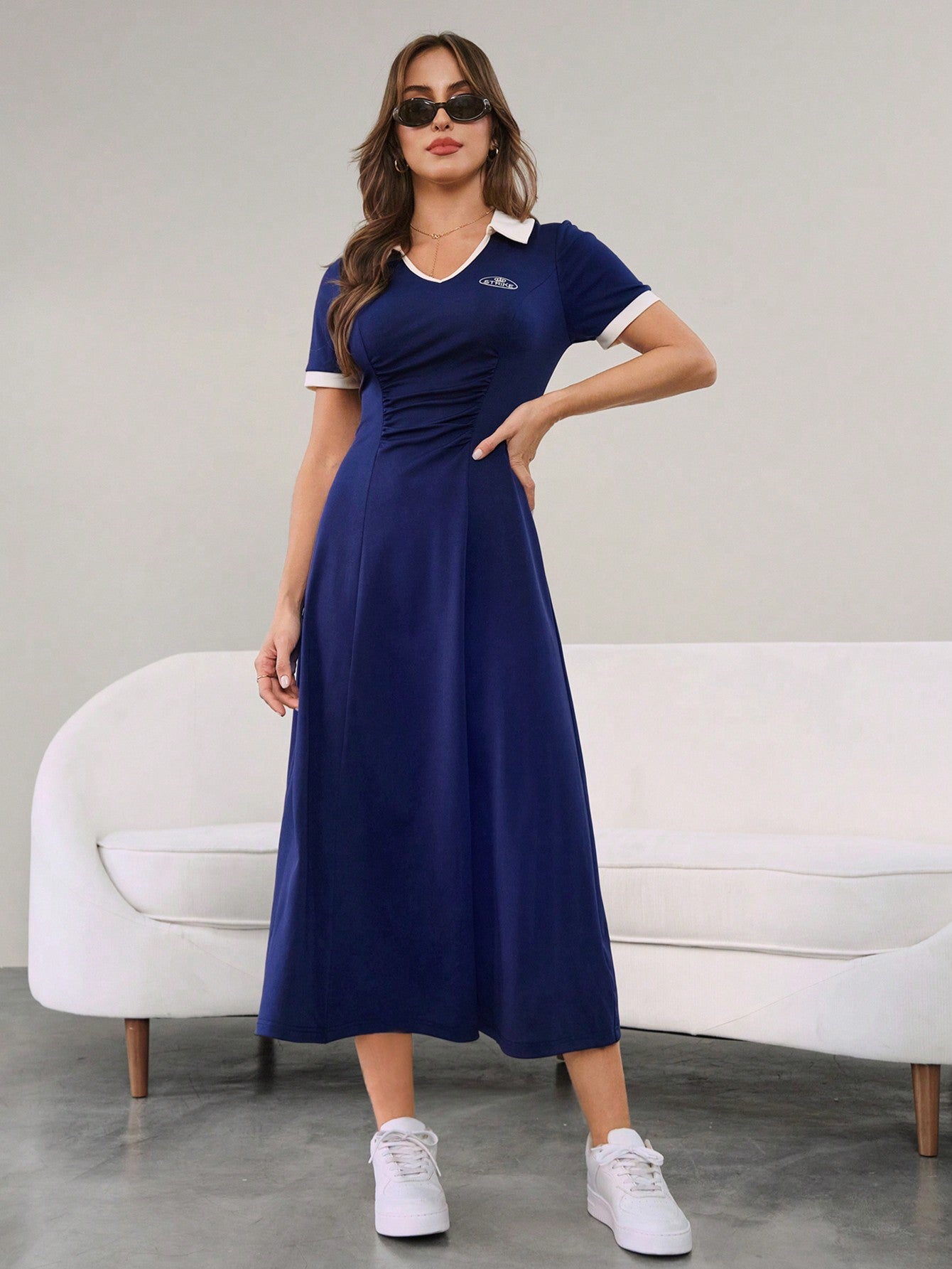 Vestido Longo Minimalista Decote V Cintura Ajustada