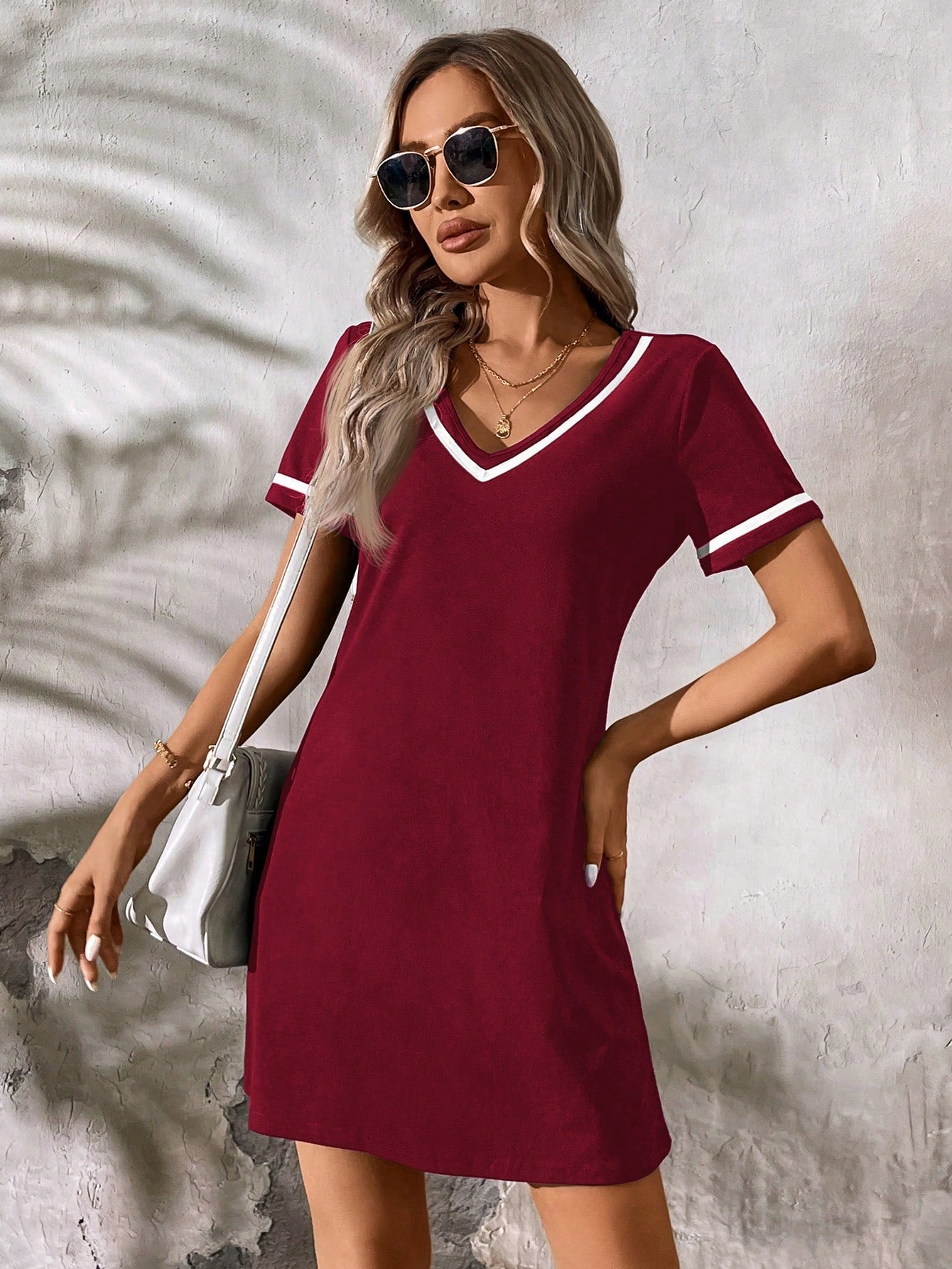 Vestido Curto Casual Decote V Com Detalhe Esportivo