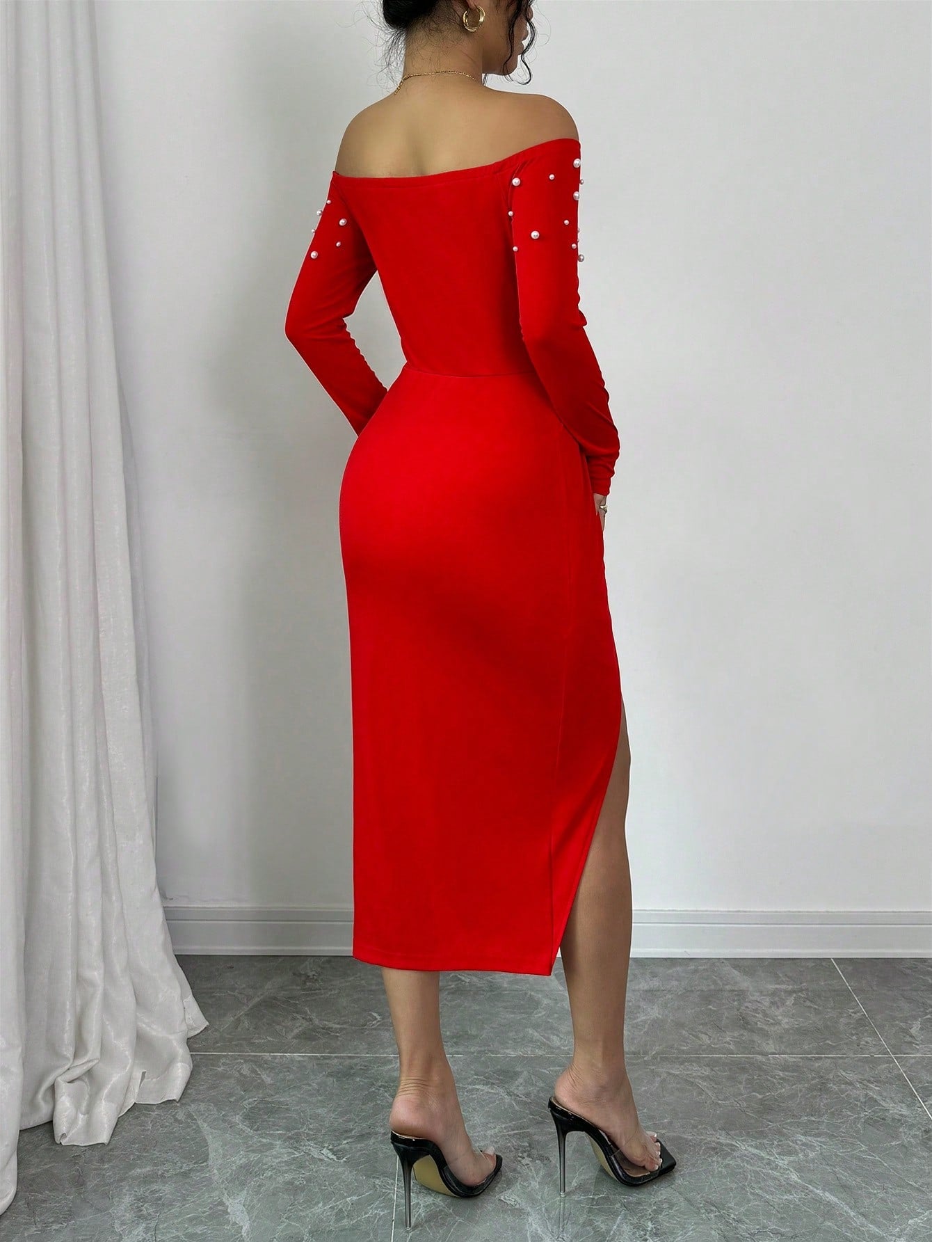 Vestido Midi Ombro A Ombro Com Pérolas E Fenda Elegante