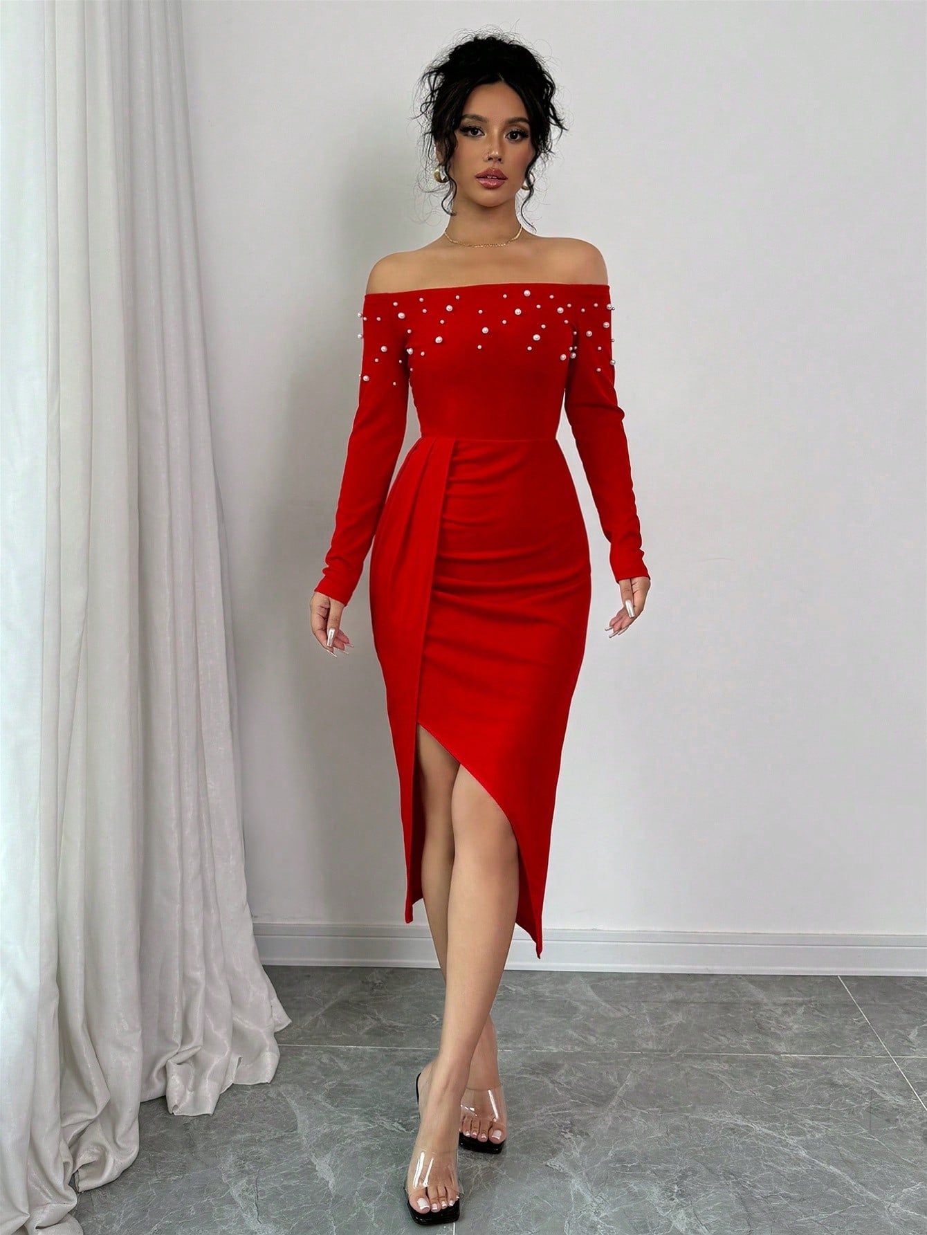 Vestido Midi Ombro A Ombro Com Pérolas E Fenda Elegante