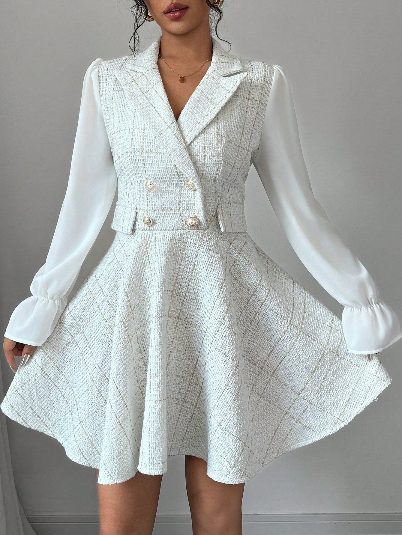 Vestido Blazer Curto Rodado Com Manga Longa E Botões