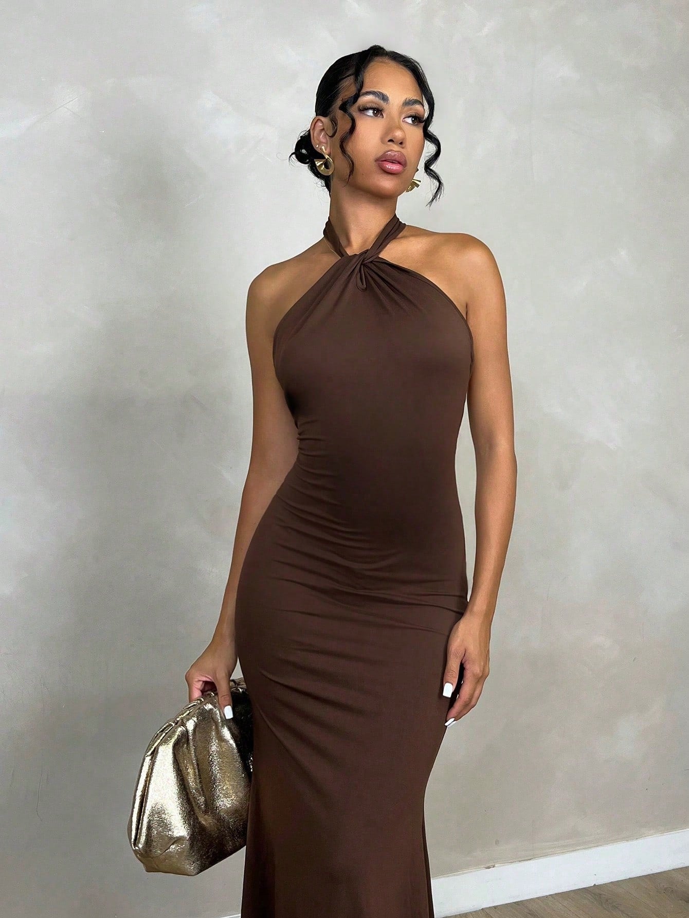 Vestido Midi Elegante Justo Com Decote Halter Torcido