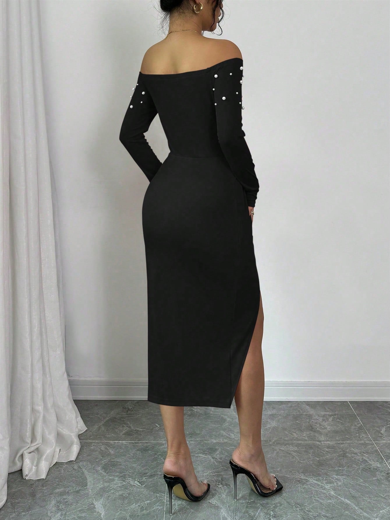 Vestido Midi Ombro A Ombro Com Pérolas E Fenda Elegante