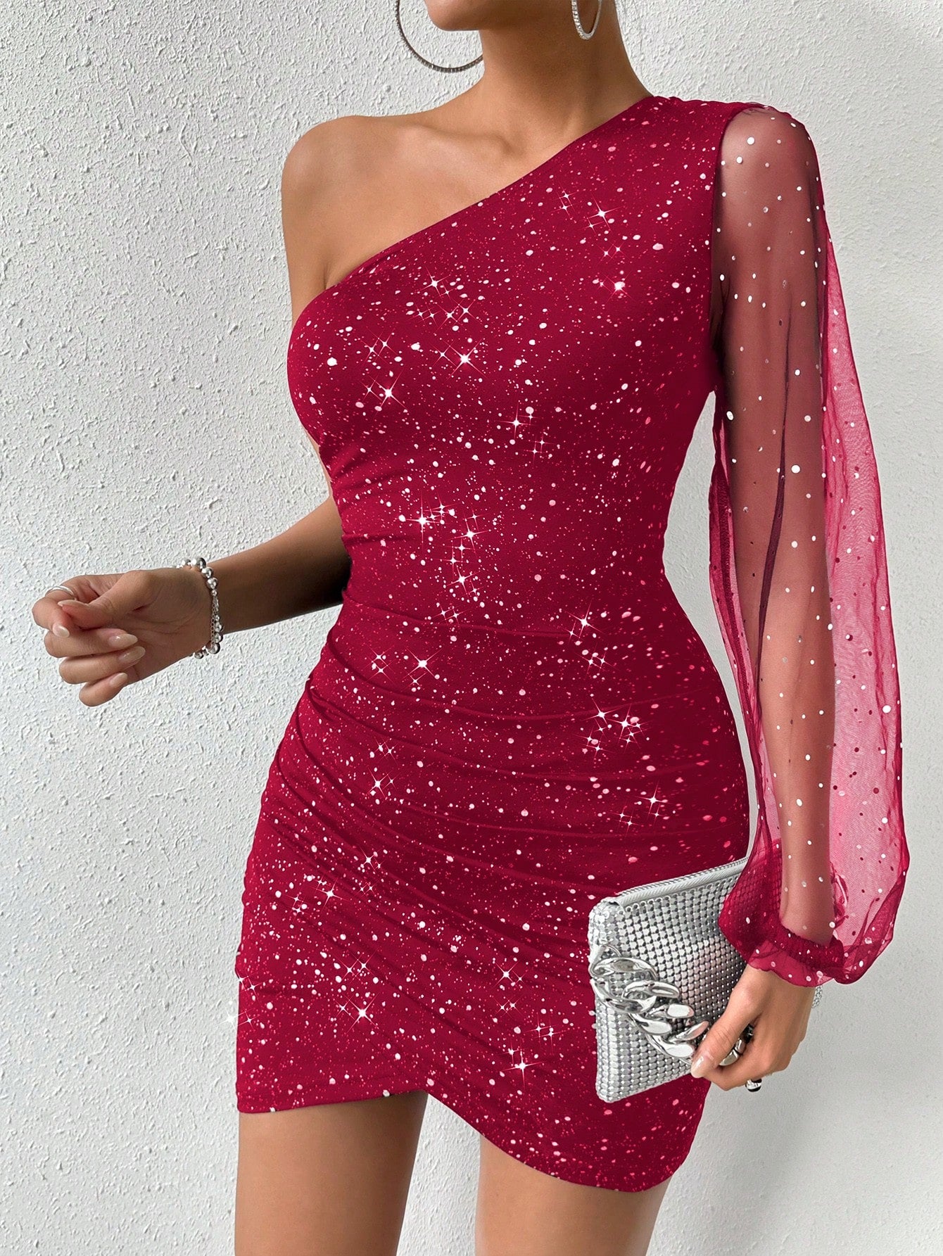 Vestido Curto Um Ombro Só Com Manga Longa Transparente