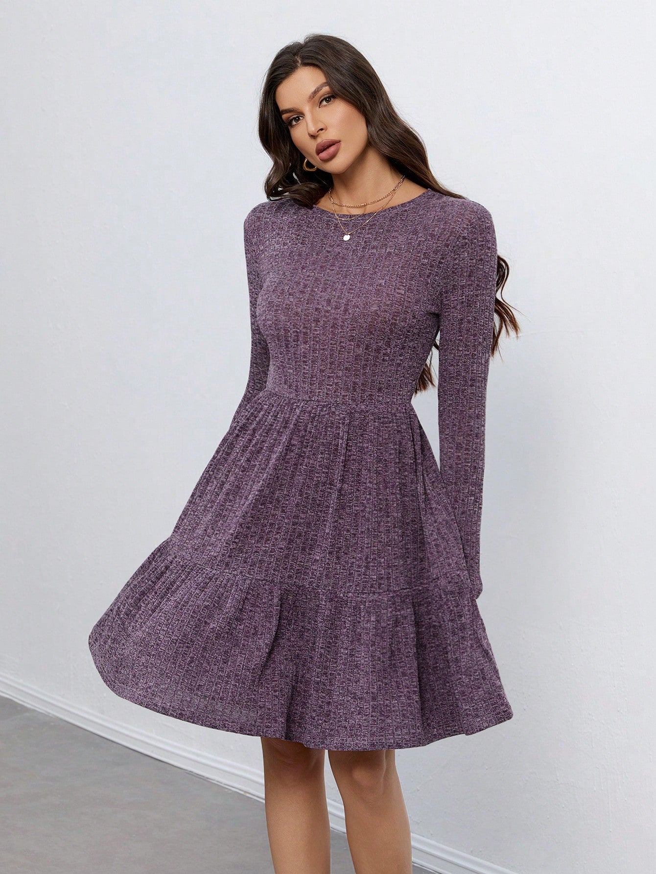 Vestido Curto De Manga Longa Com Cinto E Saia Rodada