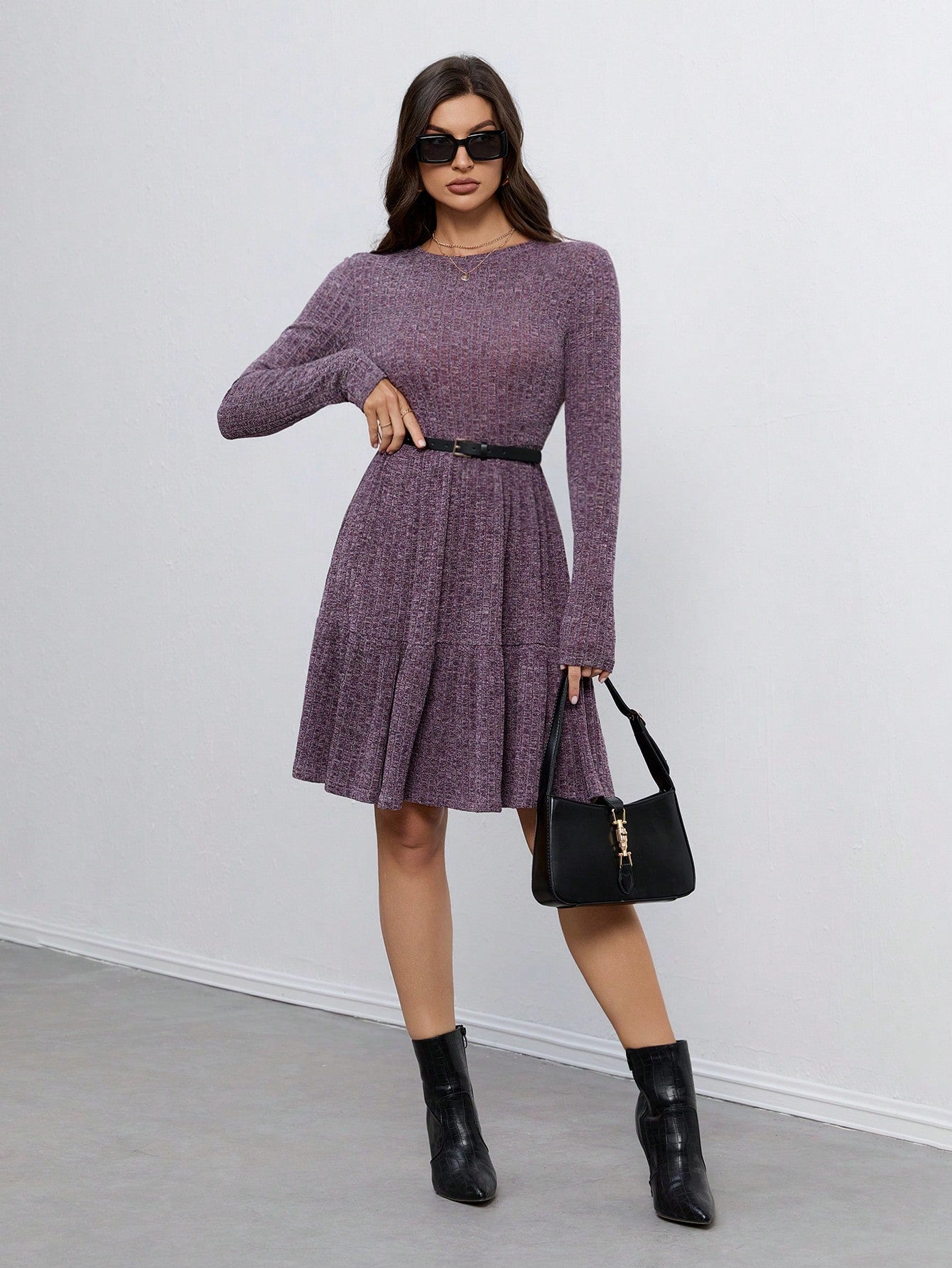 Vestido Curto De Manga Longa Com Cinto E Saia Rodada