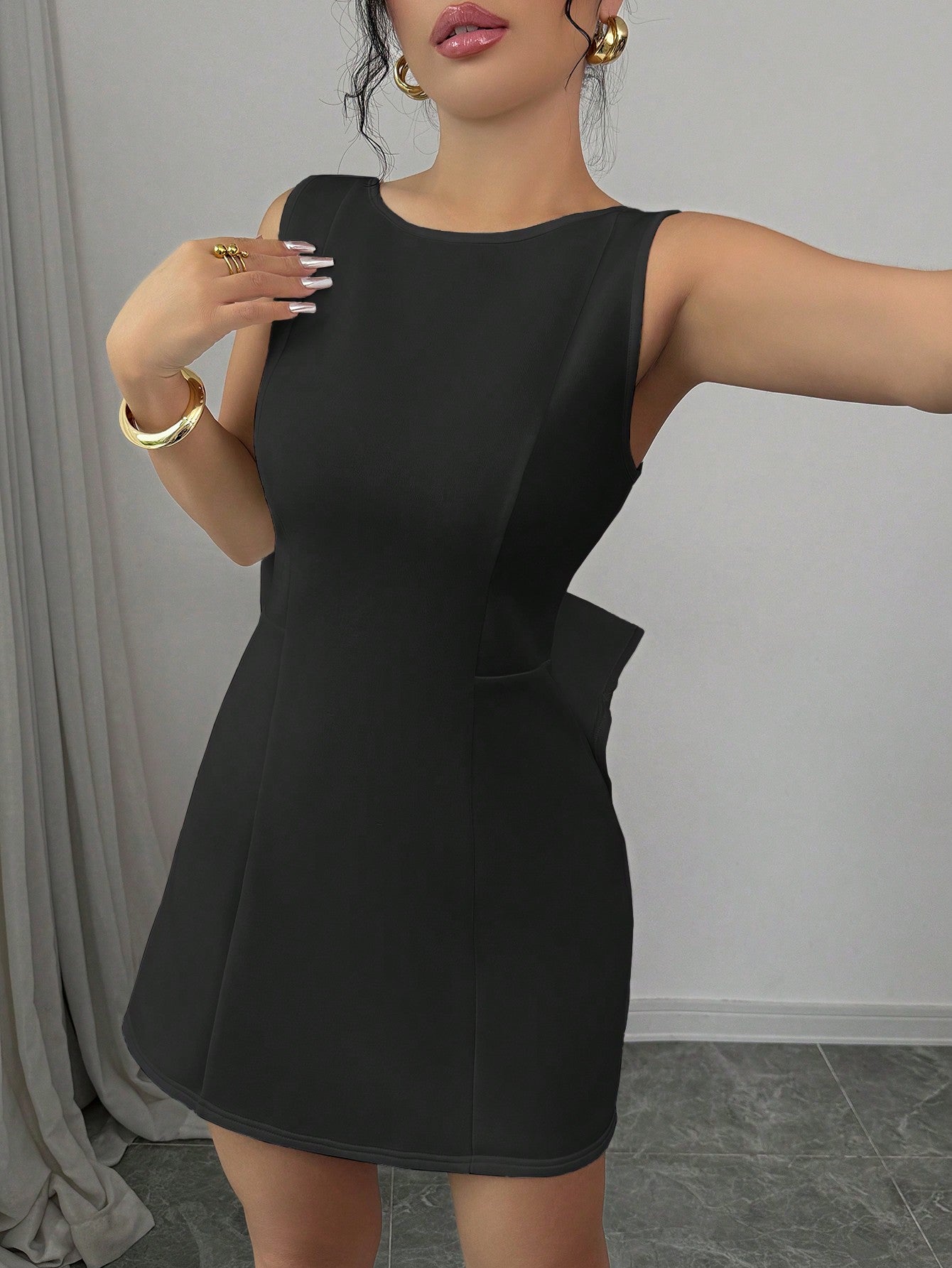 Vestido Elegante Com Decote Profundo E Laço Marcante