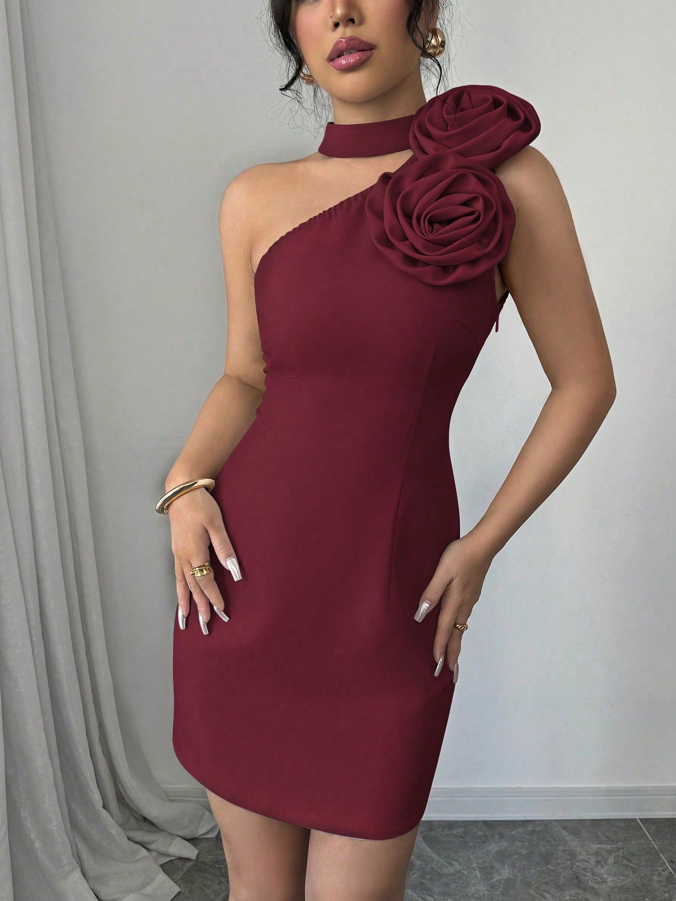 Vestido Festa Assimétrico Com Gola Alta e Detalhe Floral
