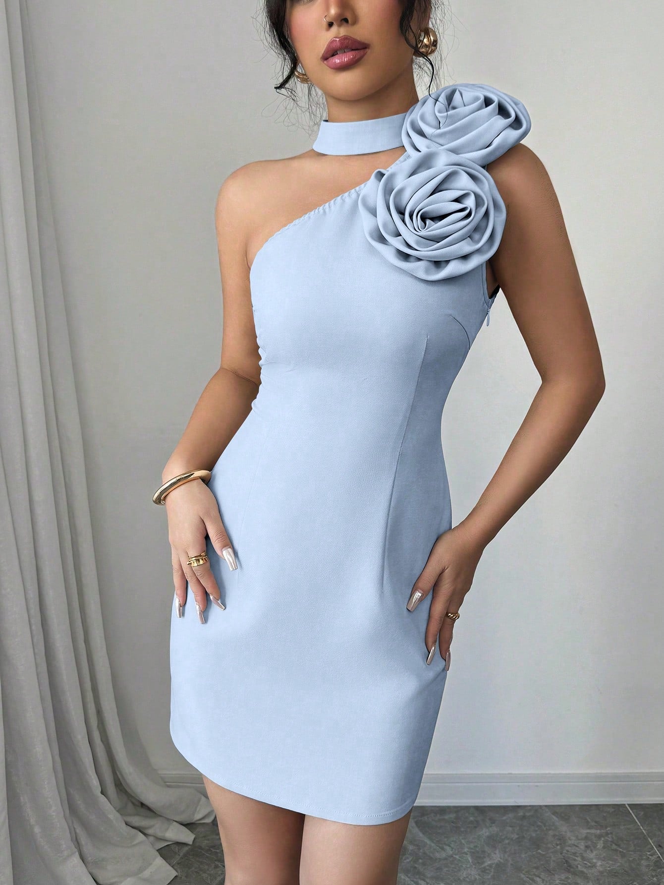 Vestido Festa Assimétrico Com Gola Alta e Detalhe Floral