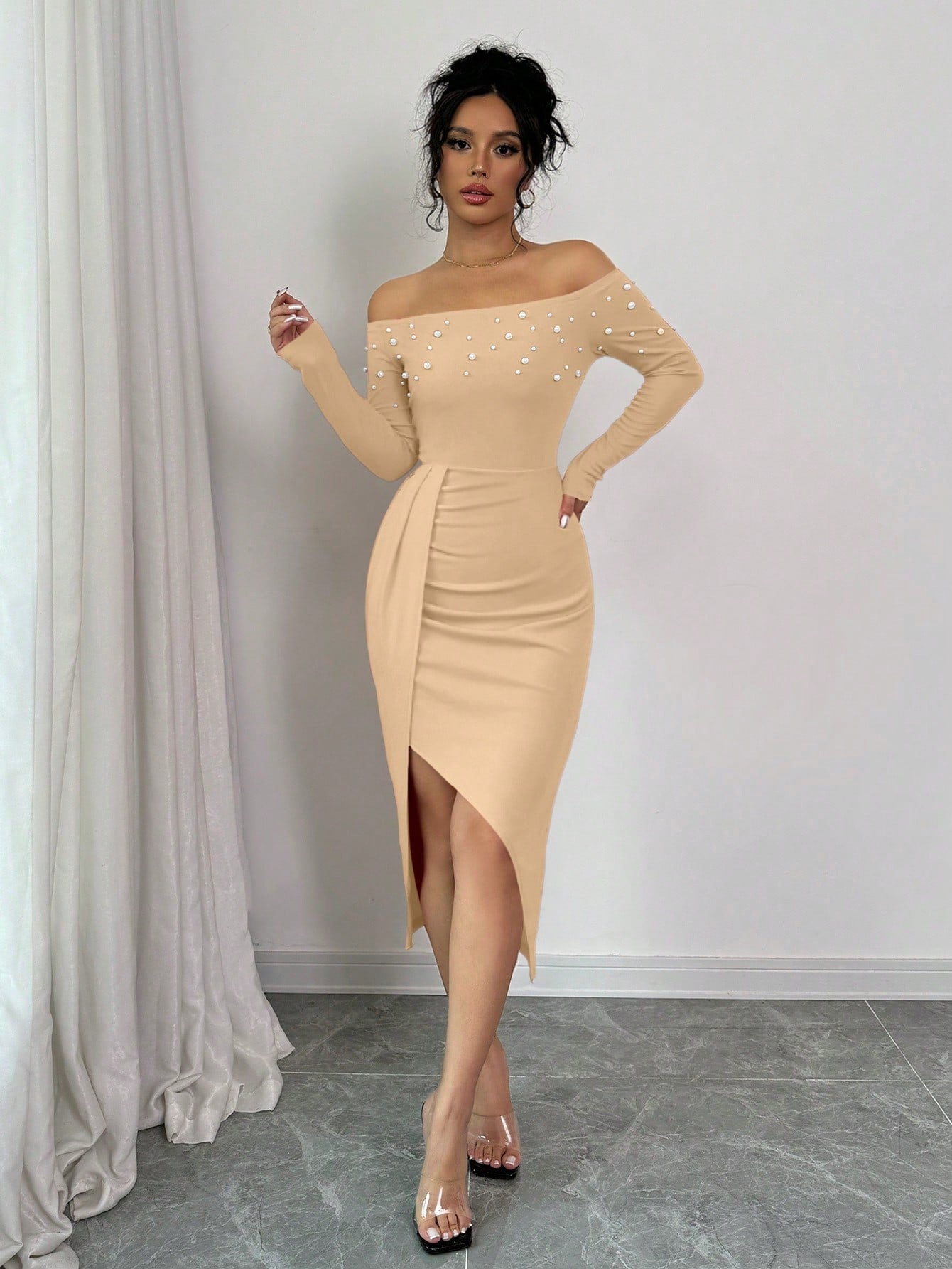 Vestido Midi Ombro A Ombro Com Pérolas E Fenda Elegante