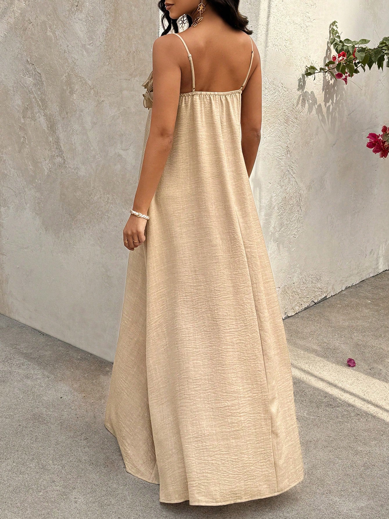 Vestido Longo De Alças Com Detalhe Floral No Decote