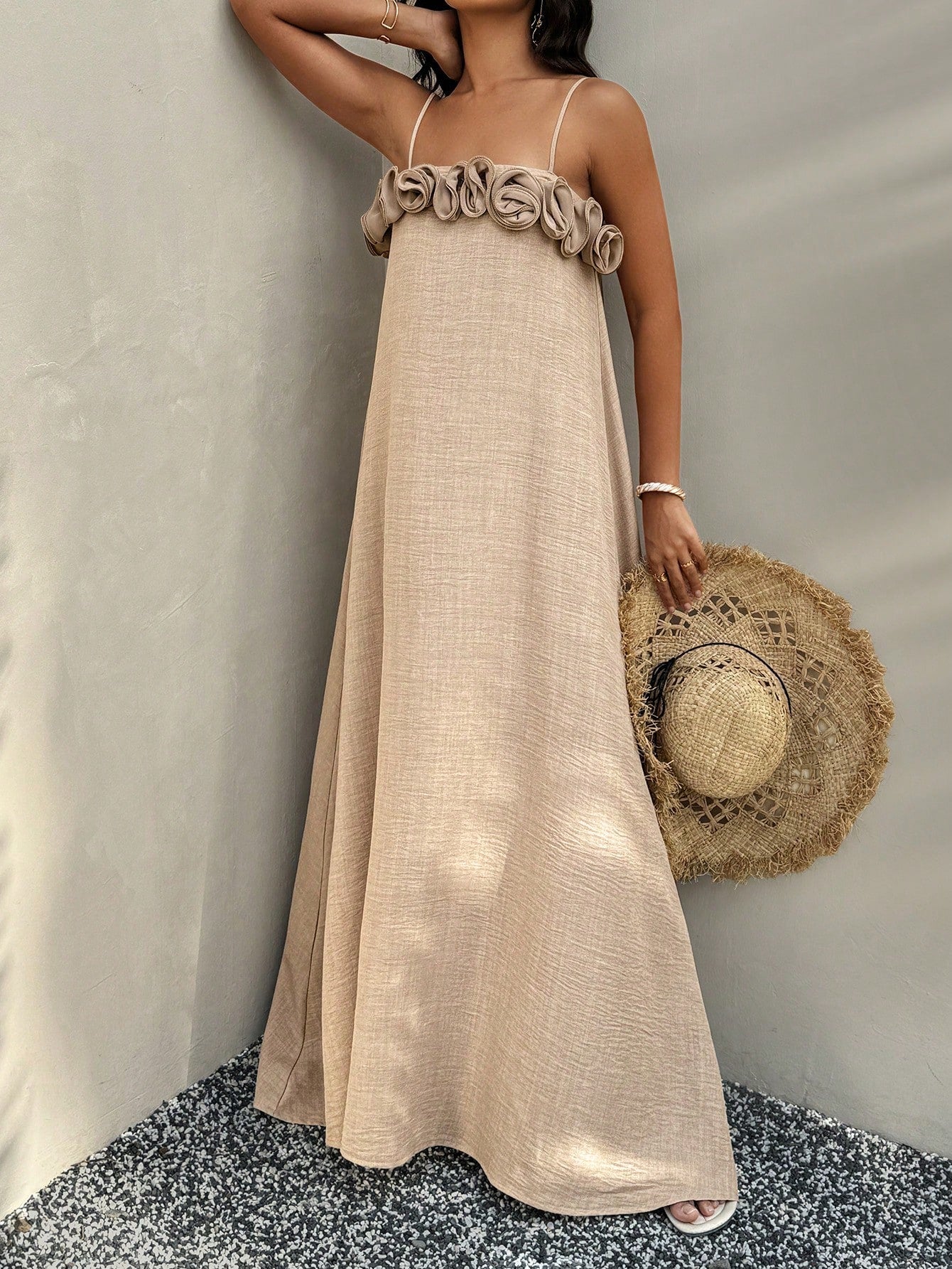 Vestido Longo De Alças Com Detalhe Floral No Decote
