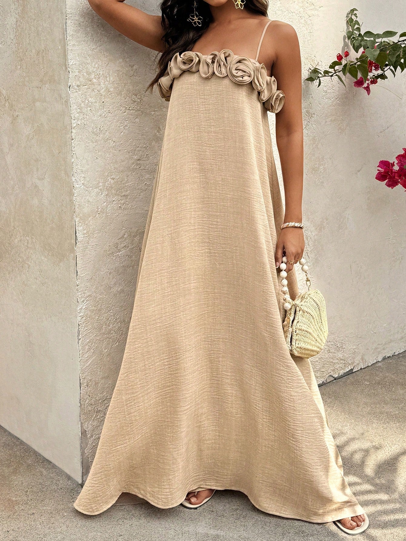 Vestido Longo De Alças Com Detalhe Floral No Decote