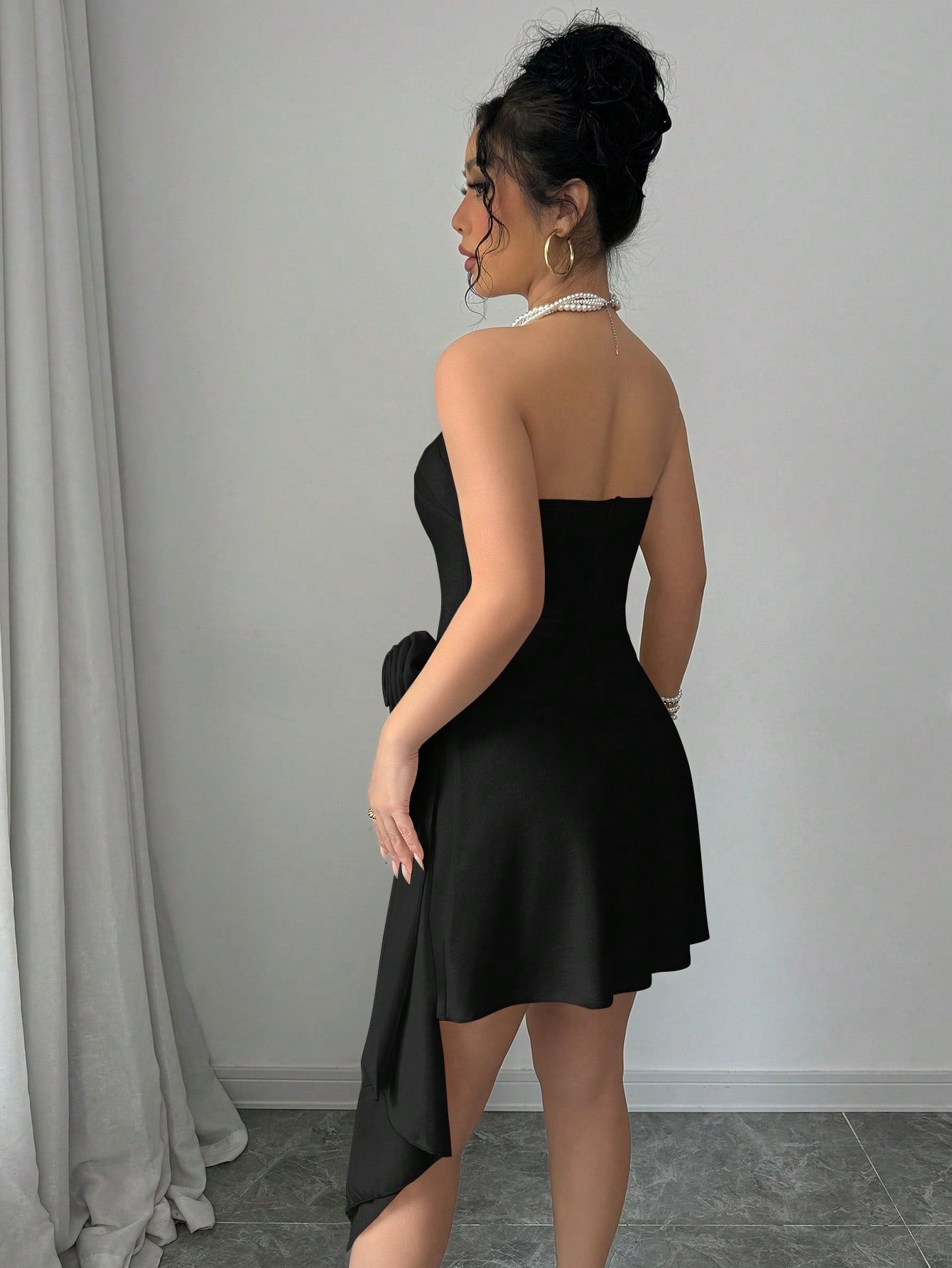 Vestido Curto Tomara Que Caia Assimétrico Com Flor Na Cintura
