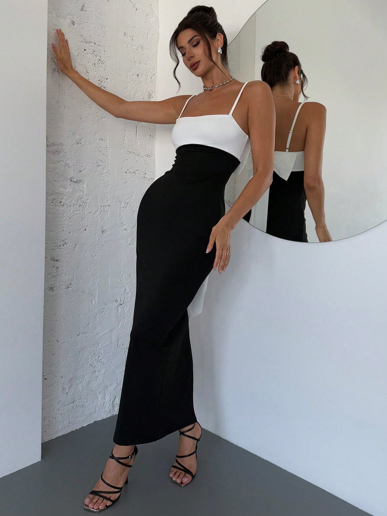 Vestido Midi Com Alças Finas E Laço Elegante Nas Costas