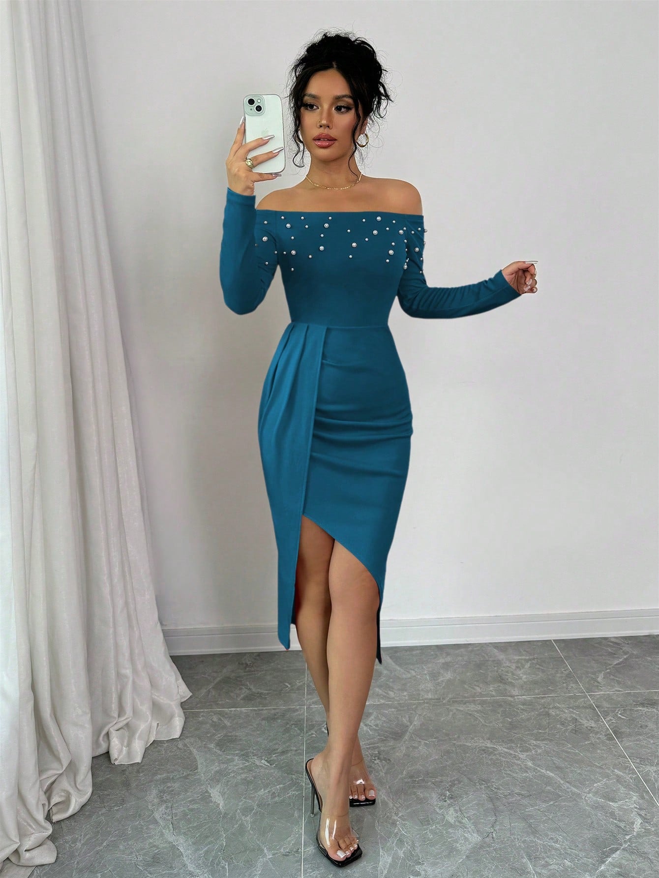 Vestido Midi Ombro A Ombro Com Pérolas E Fenda Elegante
