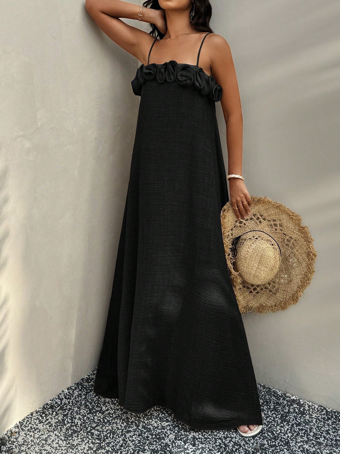 Vestido Longo De Alças Com Detalhe Floral No Decote