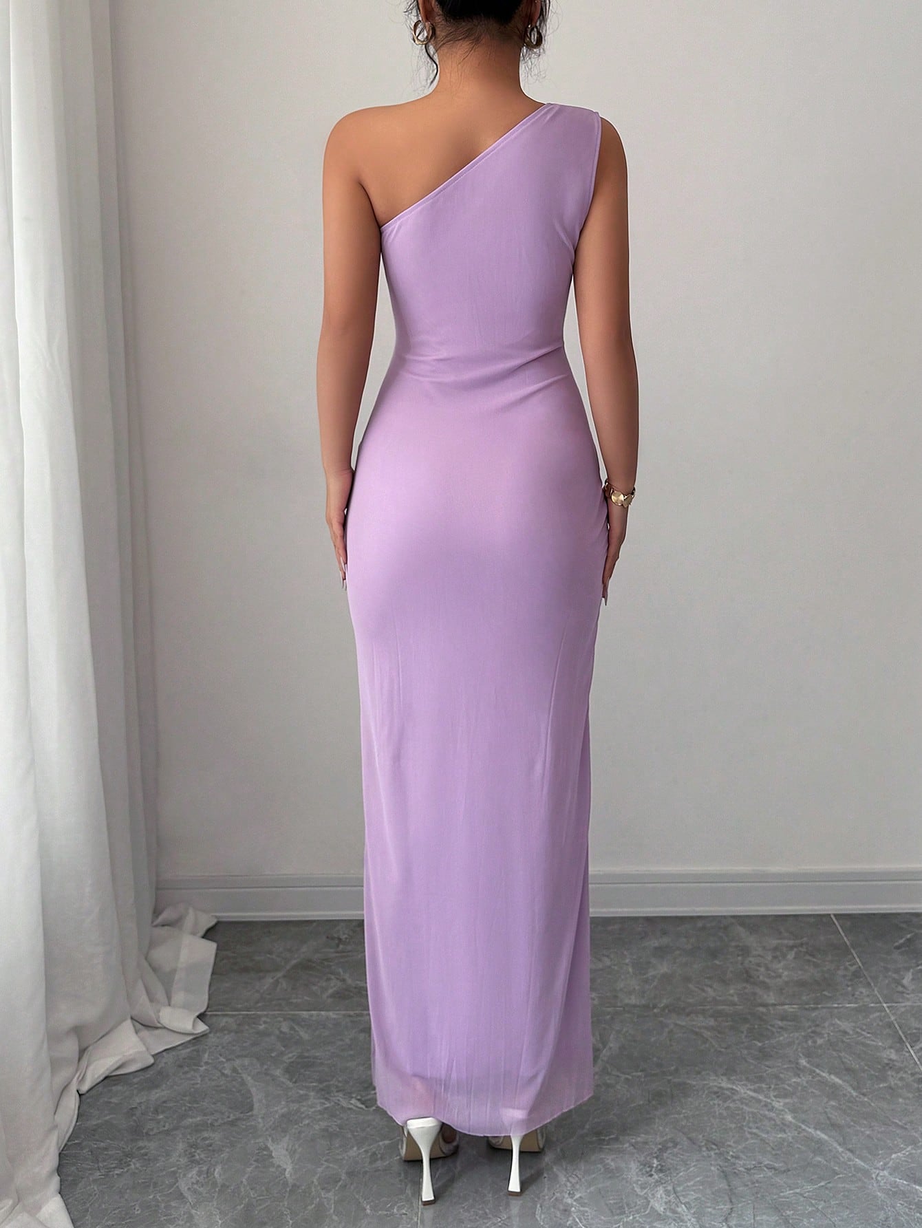 Vestido Longo Um Ombro Só Drapeado Com Fenda Discreta