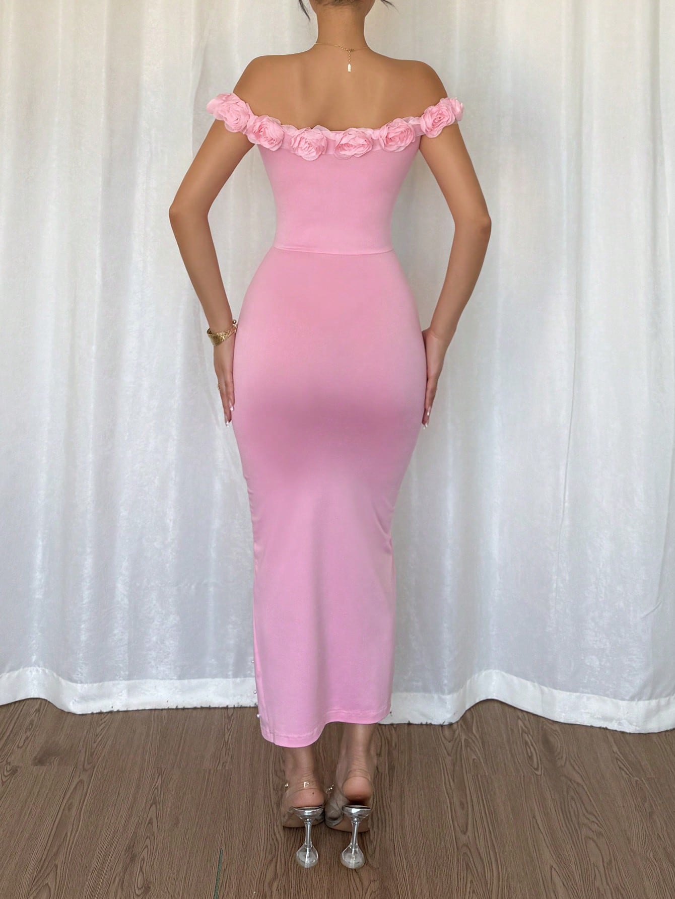 Vestido Longo Ombro a Ombro Com Pérolas e Flores