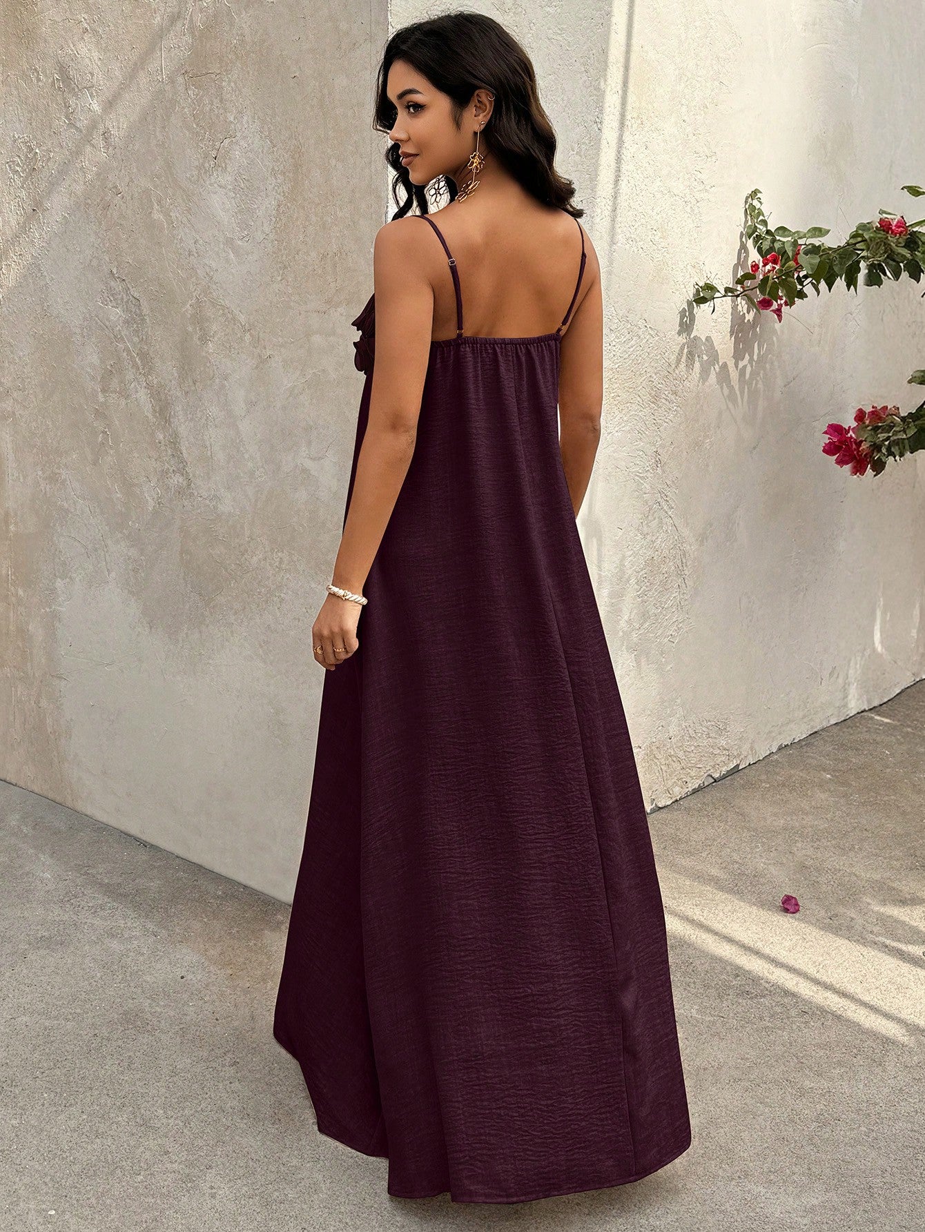 Vestido Longo De Alças Com Detalhe Floral No Decote