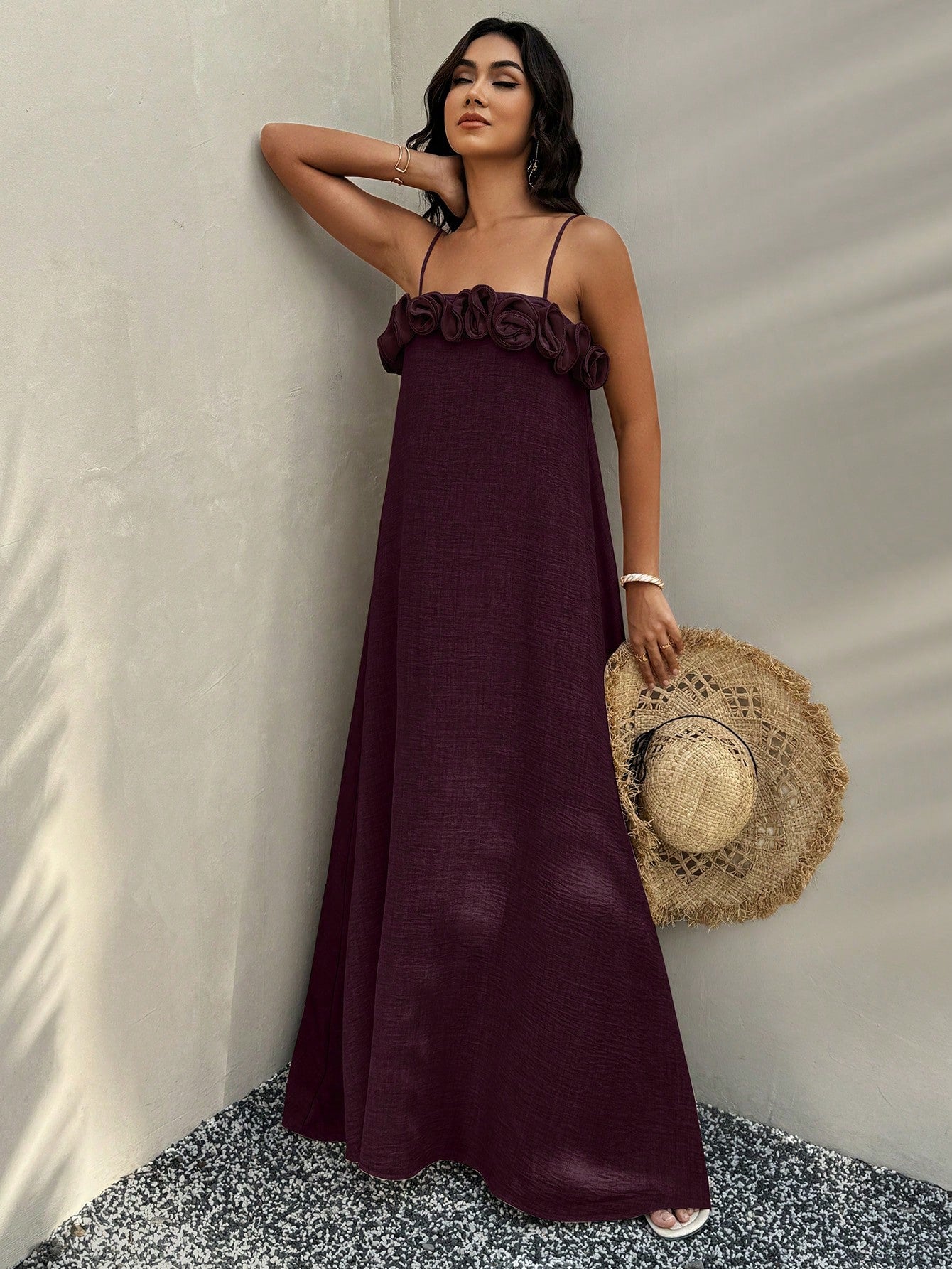 Vestido Longo De Alças Com Detalhe Floral No Decote