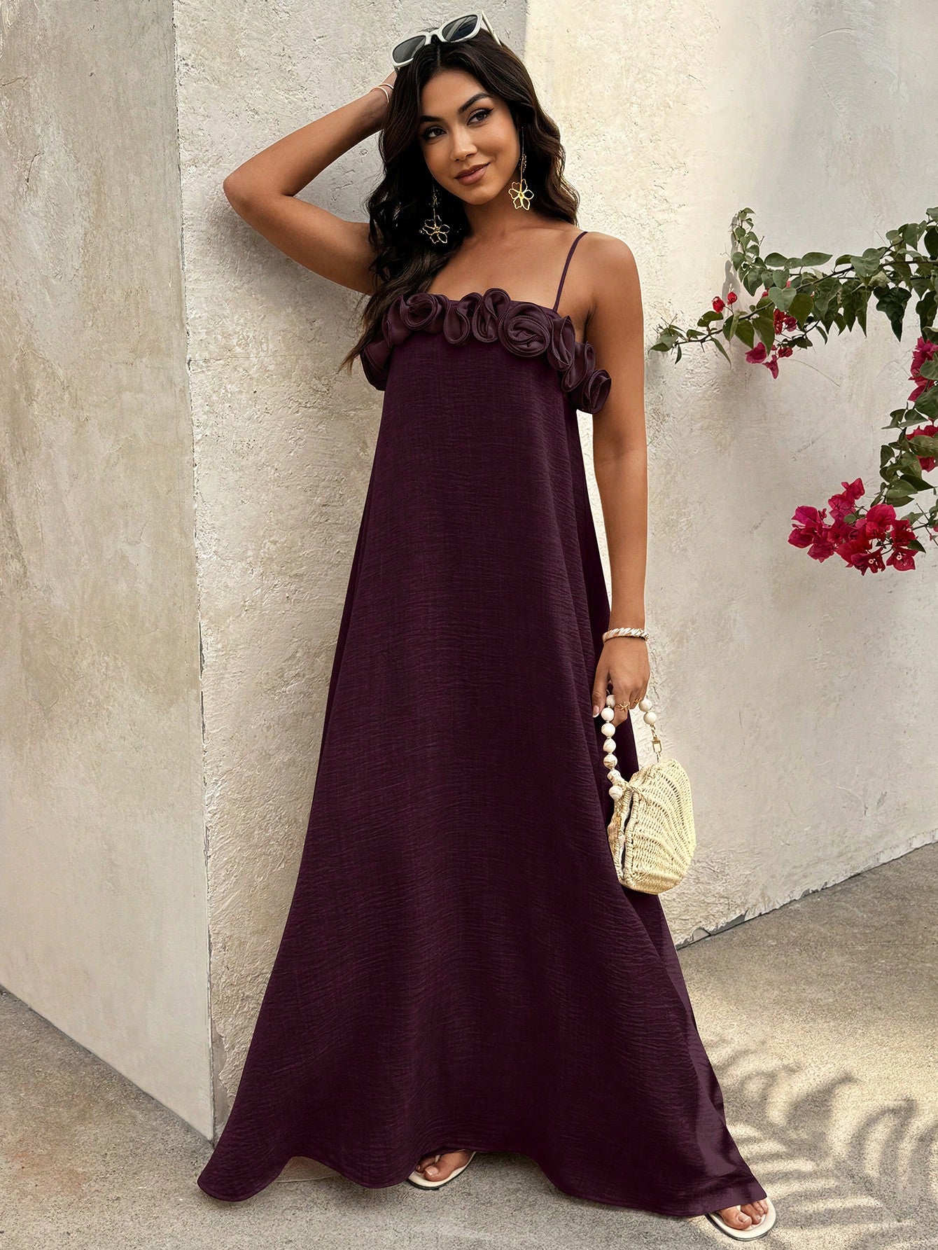 Vestido Longo De Alças Com Detalhe Floral No Decote