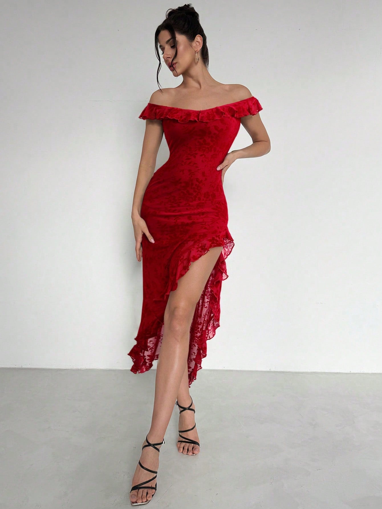 Vestido Longo De Renda Ombro A Ombro Com Fenda Assimétrica