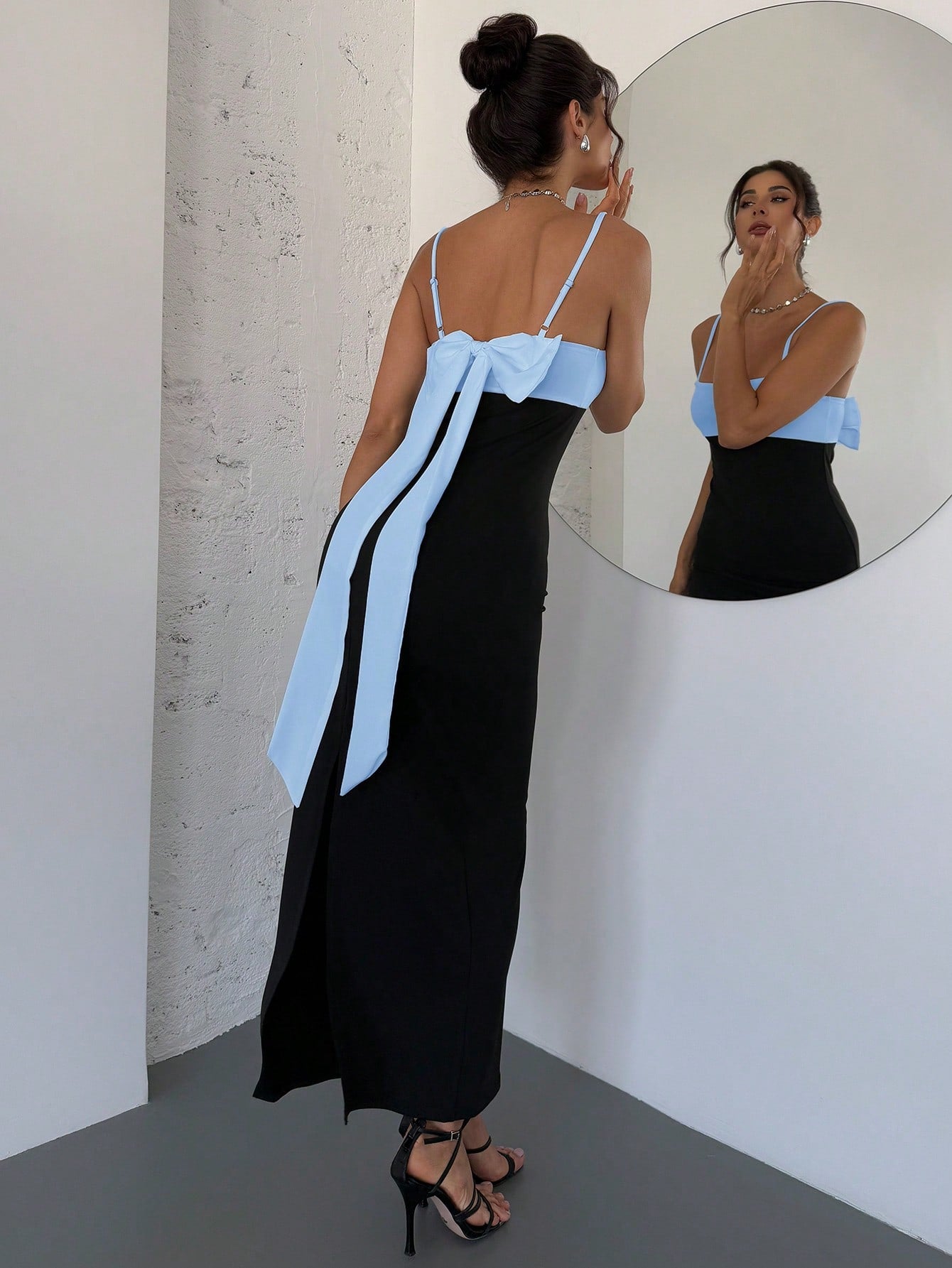Vestido Midi Com Alças Finas E Laço Elegante Nas Costas