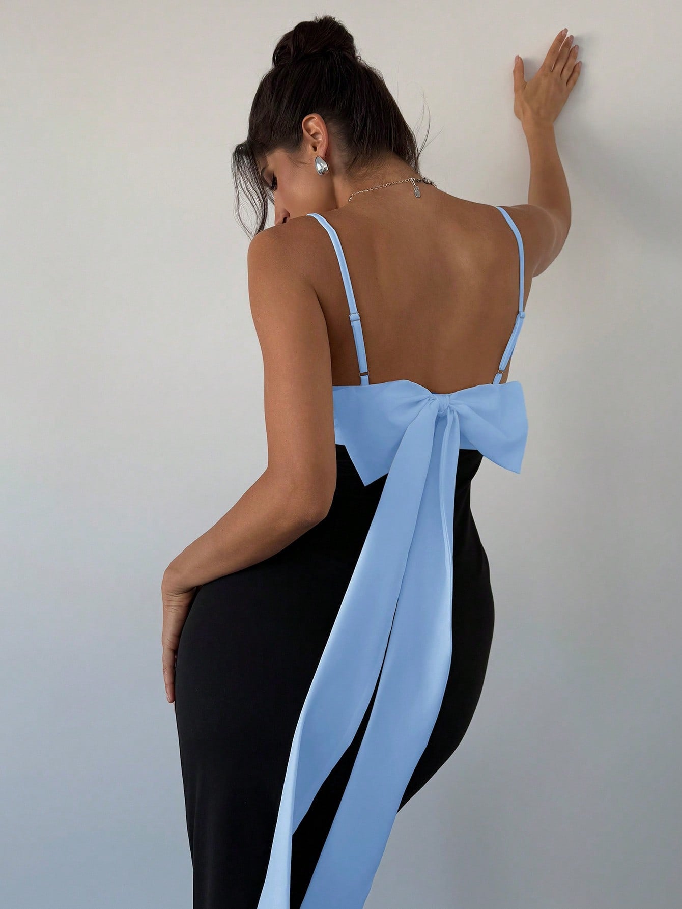 Vestido Midi Com Alças Finas E Laço Elegante Nas Costas