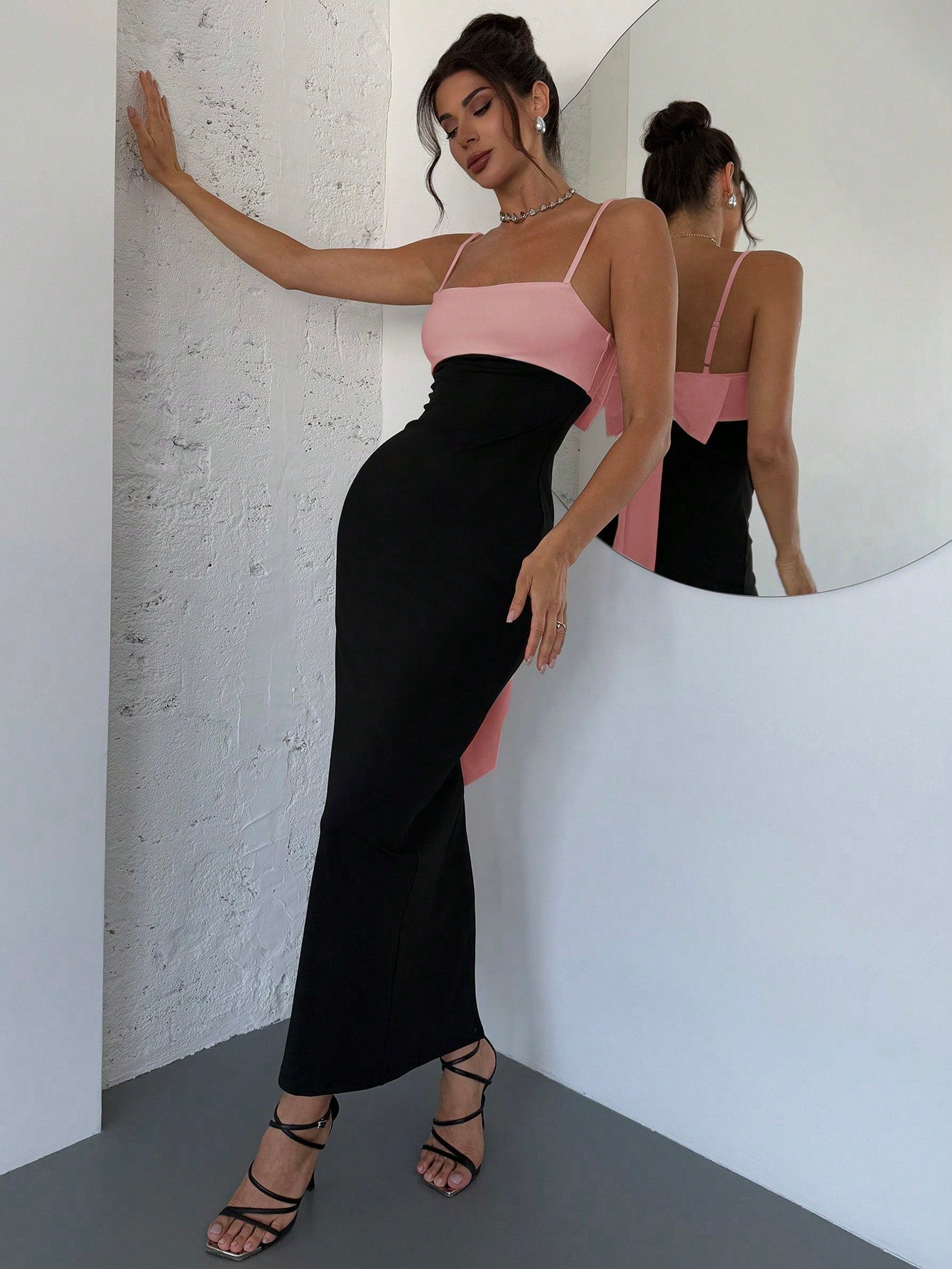 Vestido Midi Com Alças Finas E Laço Elegante Nas Costas