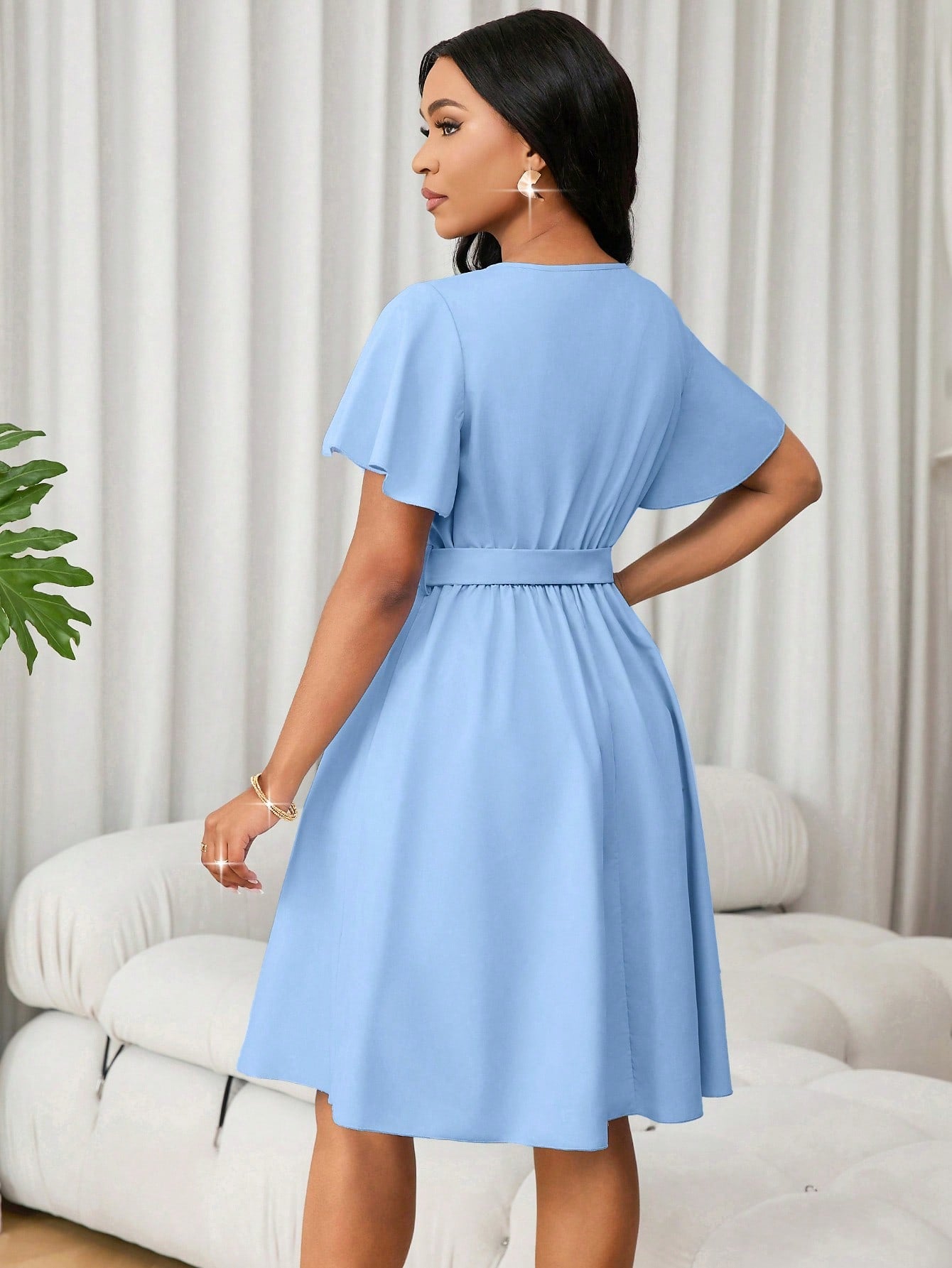 Vestido Curto Evasê Decote V Com Cinto E Manga Flare